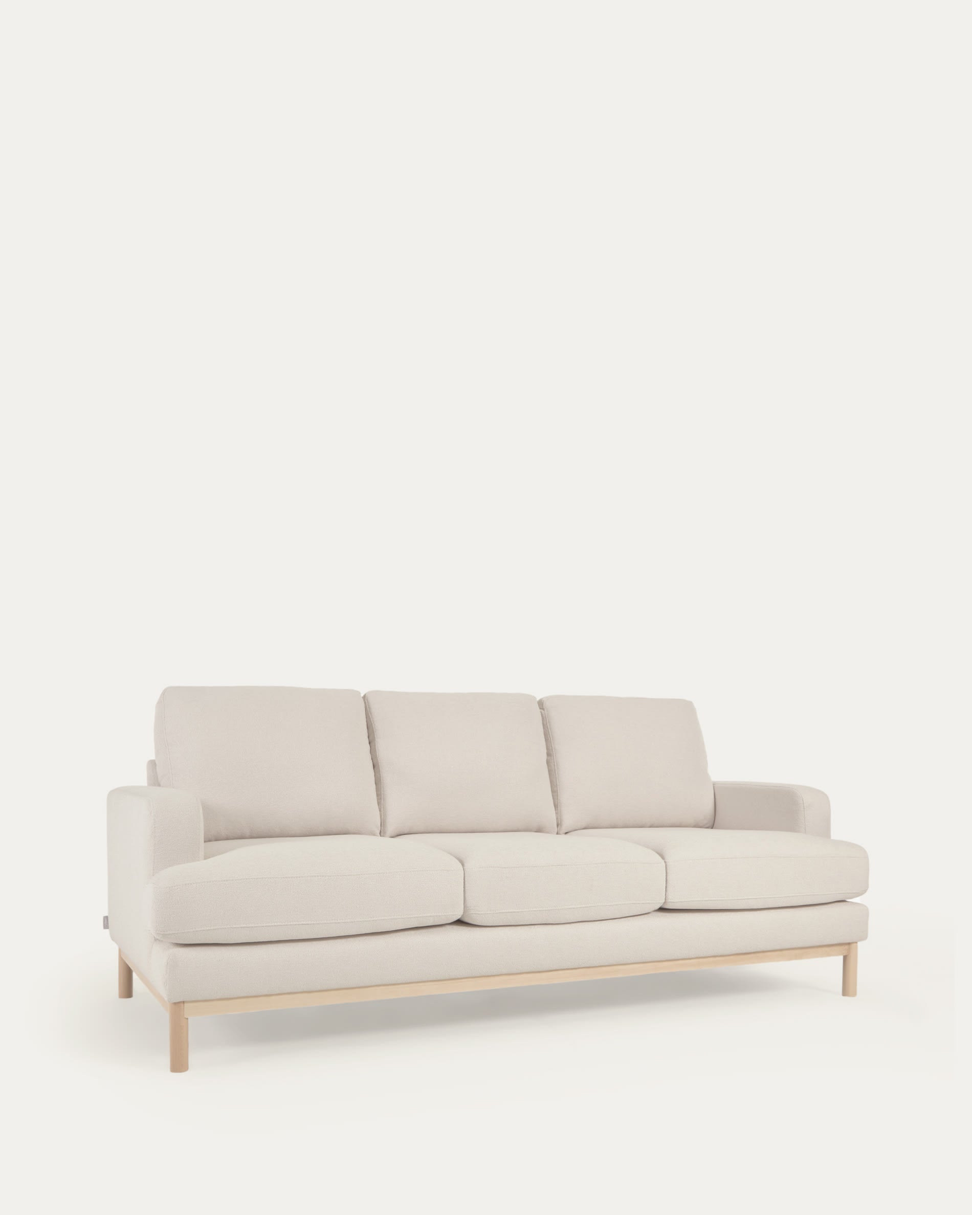 Das 3-Sitzer-Sofa Mihaela, 203 cm, mit weißem Mikro-Bouclé-Bezug und FSC-zertifiziertem Holz, vereint Stil und Nachhaltigkeit.