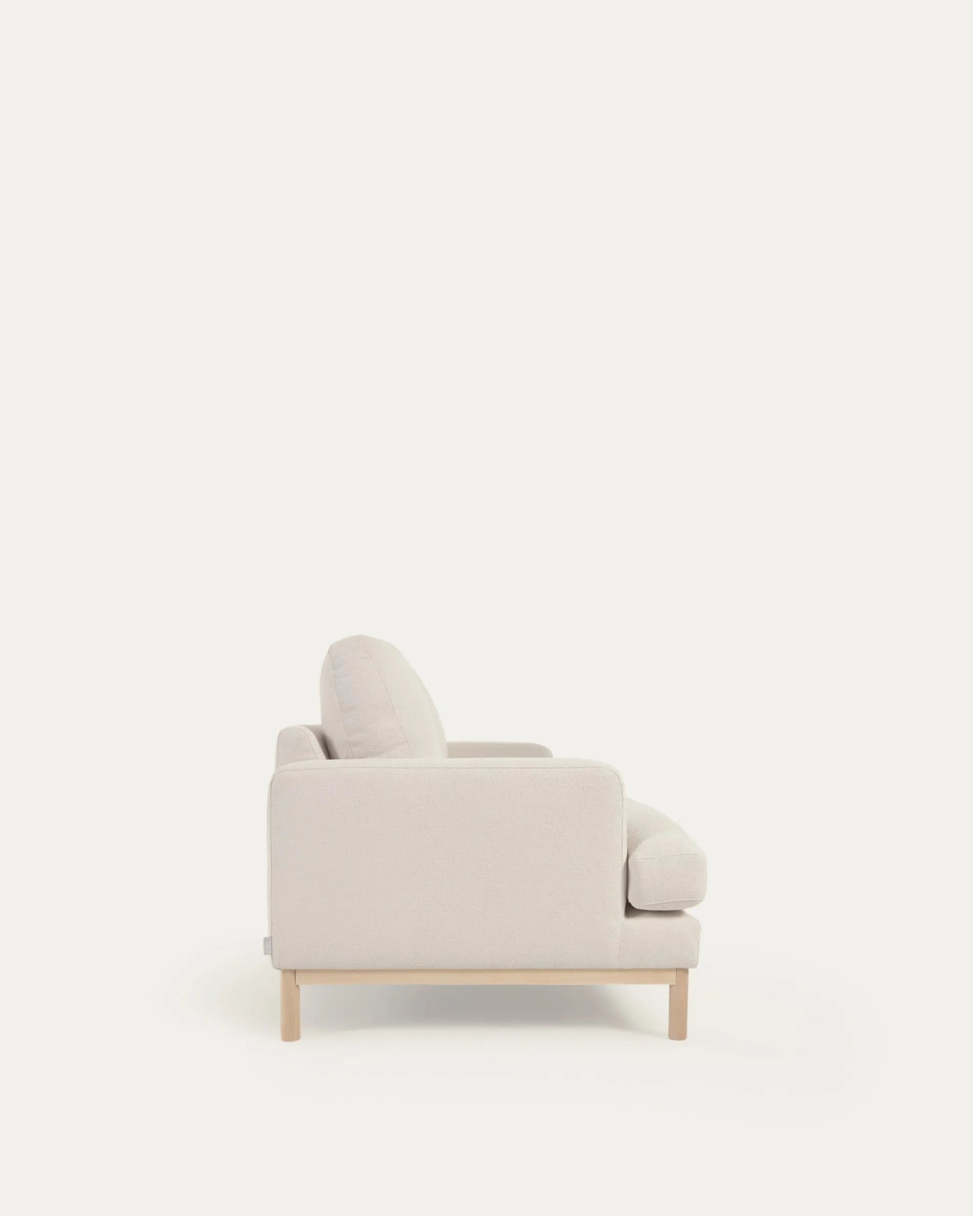 Das 3-Sitzer-Sofa Mihaela, 203 cm, mit weißem Mikro-Bouclé-Bezug und FSC-zertifiziertem Holz, vereint Stil und Bequemlichkeit.