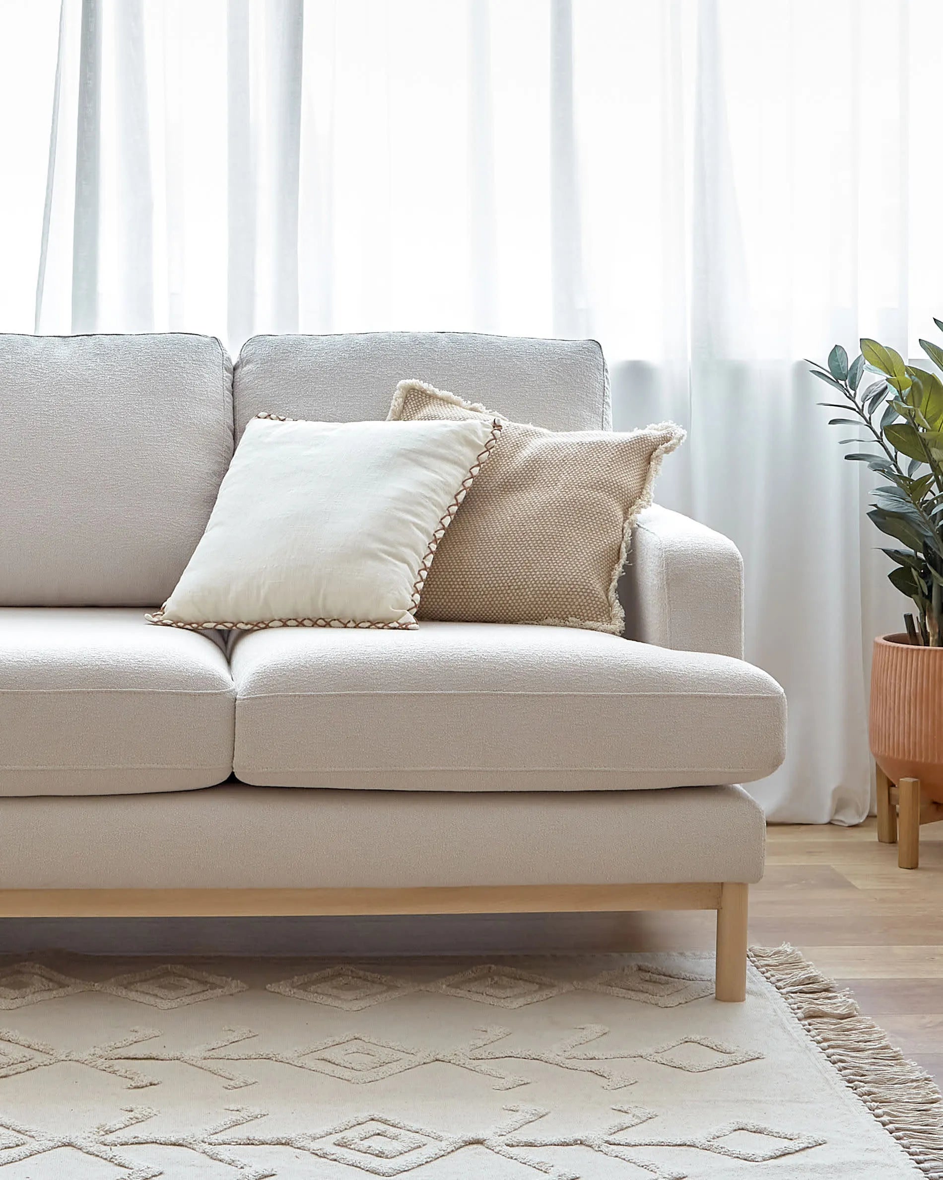 Das Mihaela 3-Sitzer-Sofa, 203 cm, bietet eleganten weißen Mikro-Bouclé-Bezug und nachhaltiges FSC-zertifiziertes Holz.