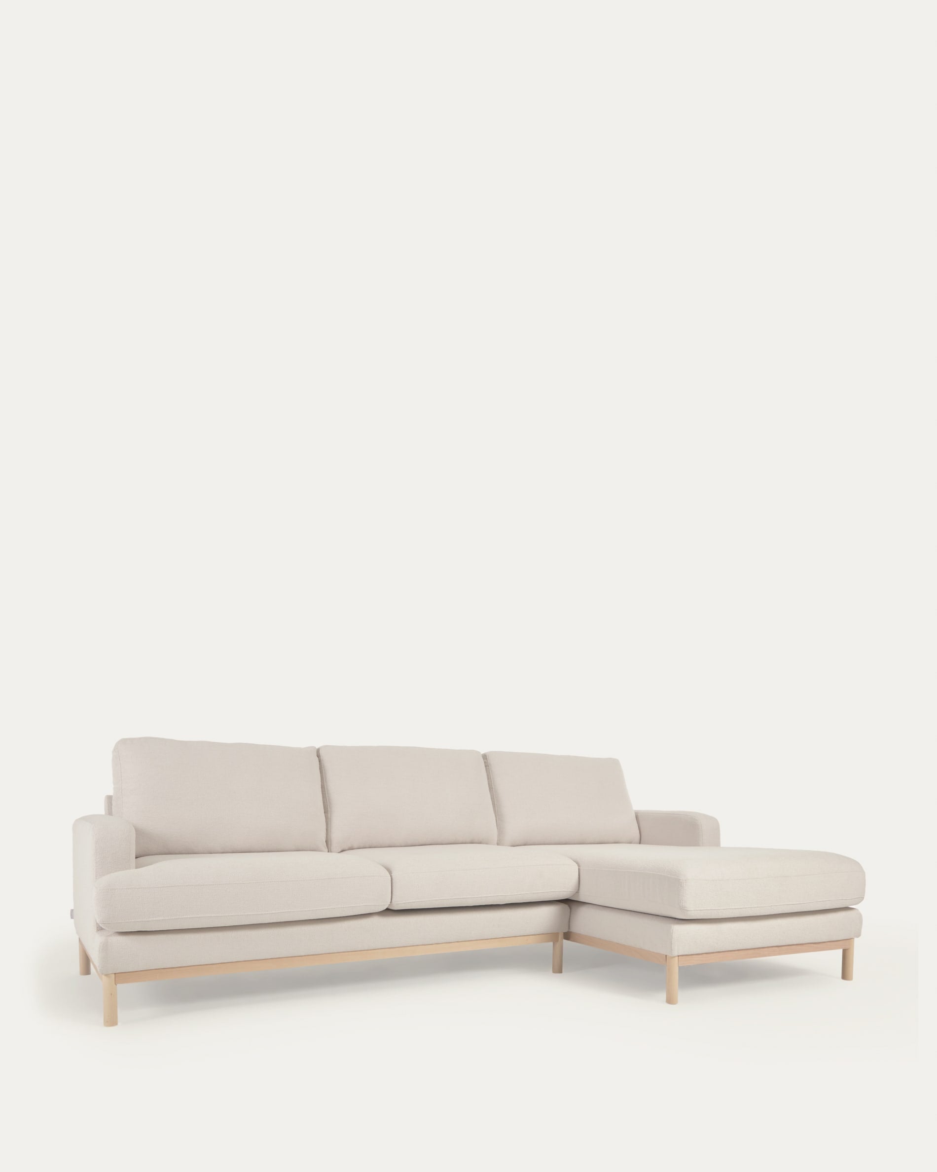 Elegantes 3-Sitzer-Sofa mit rechter Chaiselongue, weißem Mikro-Bouclé-Bezug, recycelter Polsterung, FSC-zertifiziert.