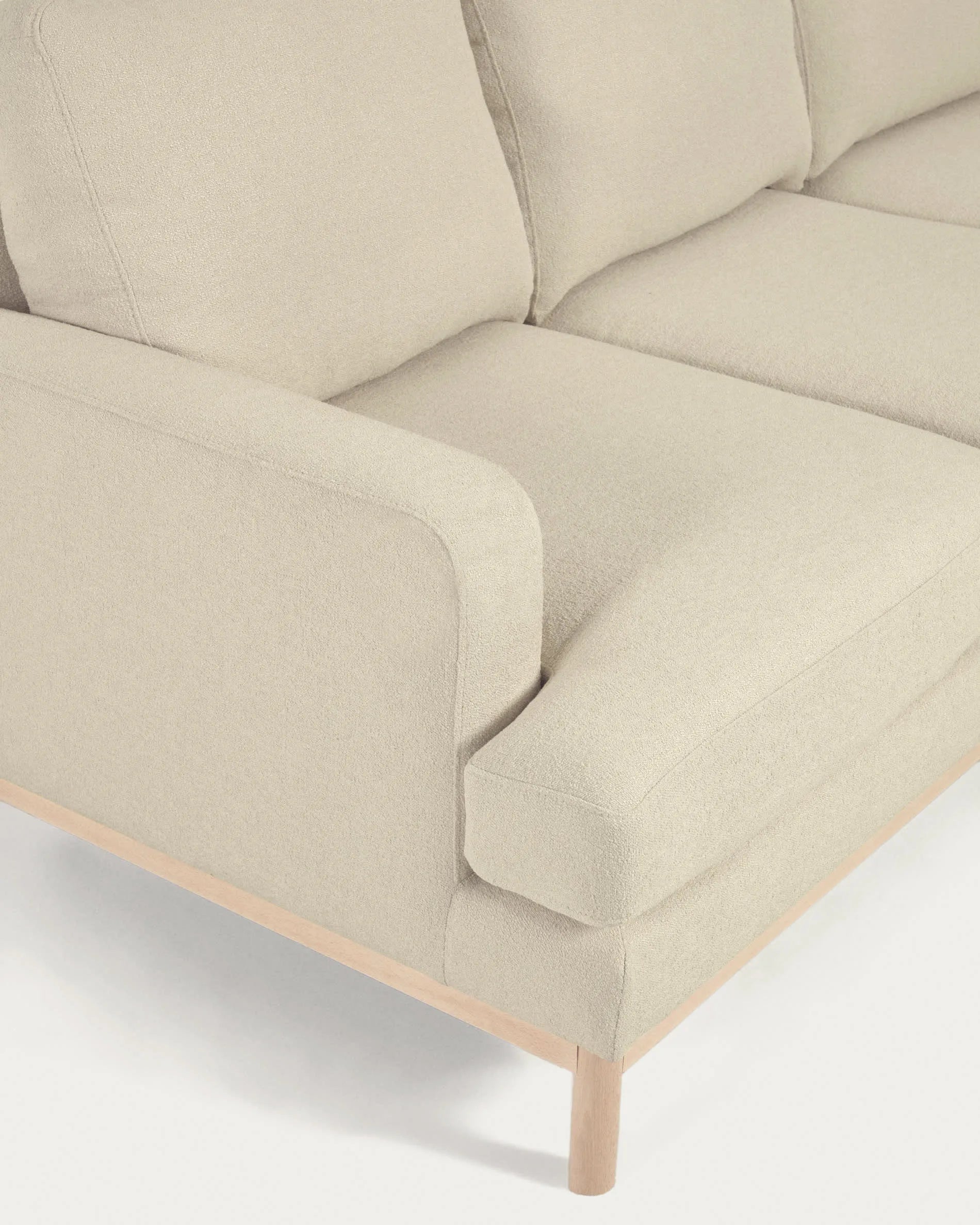 Stilvolles 3-Sitzer-Sofa Mihaela mit rechter Chaiselongue, weißem Mikro-Bouclé-Bezug, 264 cm, FSC-zertifiziert, von Kave Home.