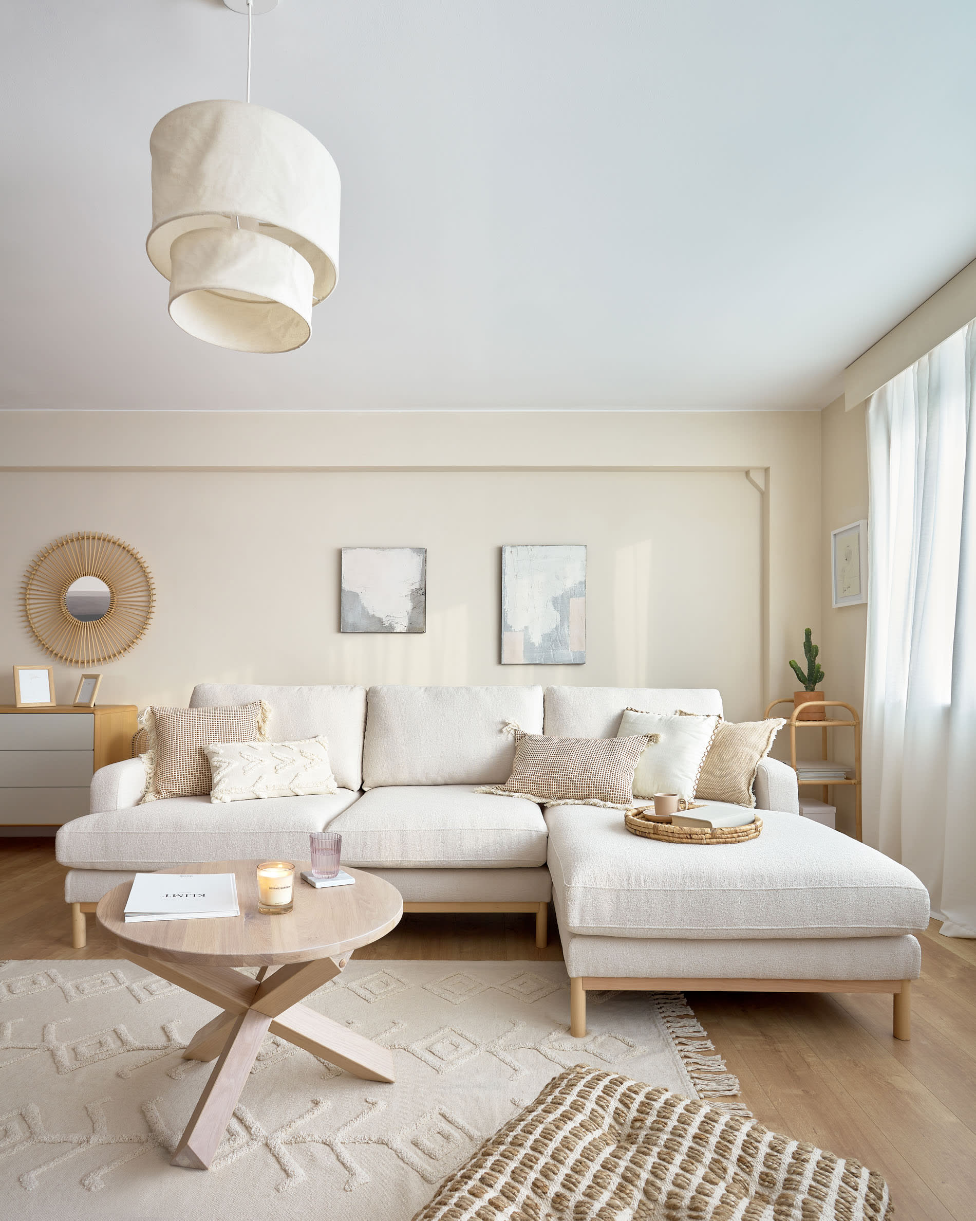 Elegantes 3-Sitzer-Sofa Mihaela mit rechter Chaiselongue, weißem Mikro-Bouclé-Bezug, 264 cm, FSC-zertifiziert von Kave Home.