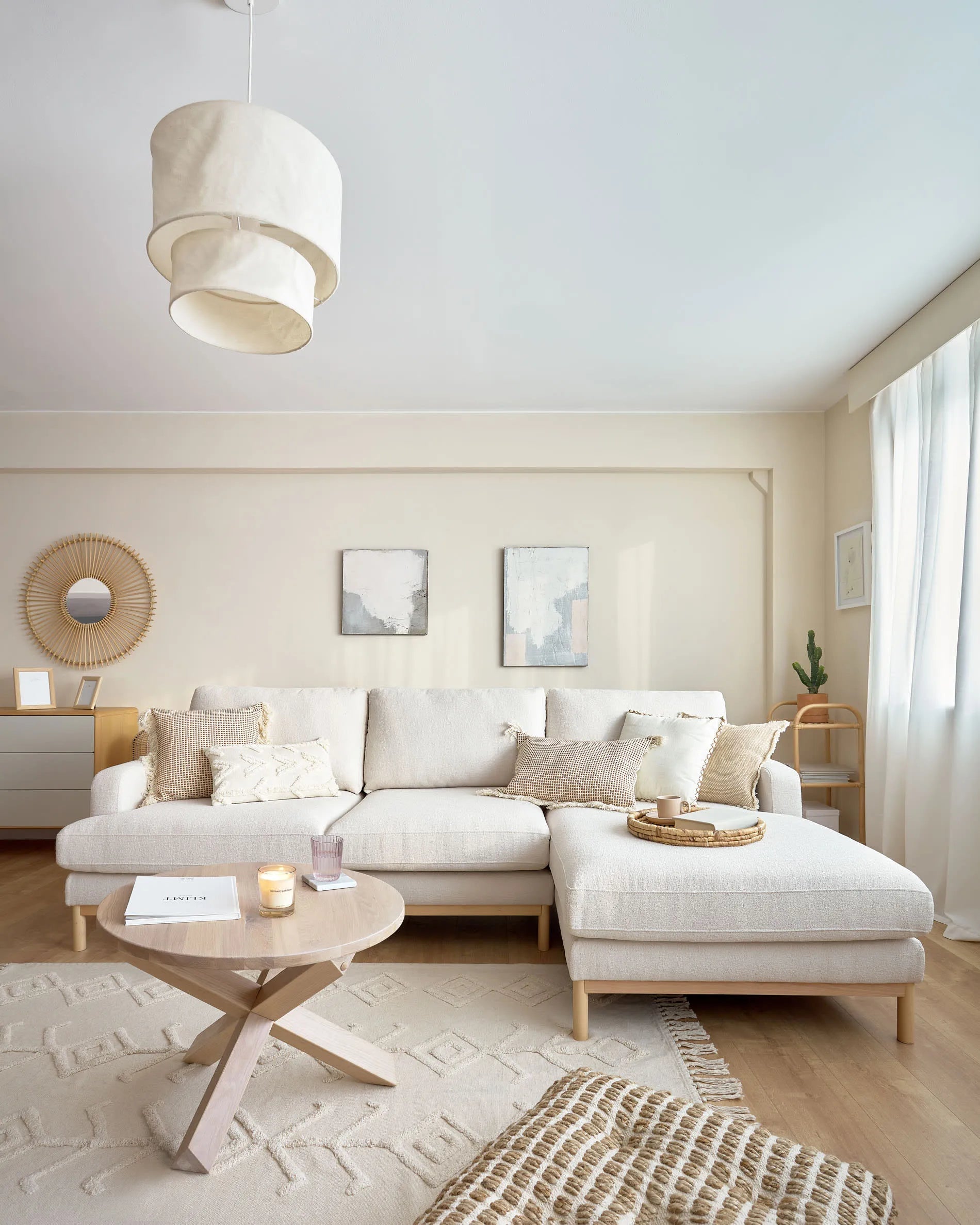 Stilvolles 3-Sitzer-Sofa Mihaela mit rechter Chaiselongue, weißem Mikro-Bouclé-Bezug, 264 cm, FSC-zertifiziert von Kave Home.