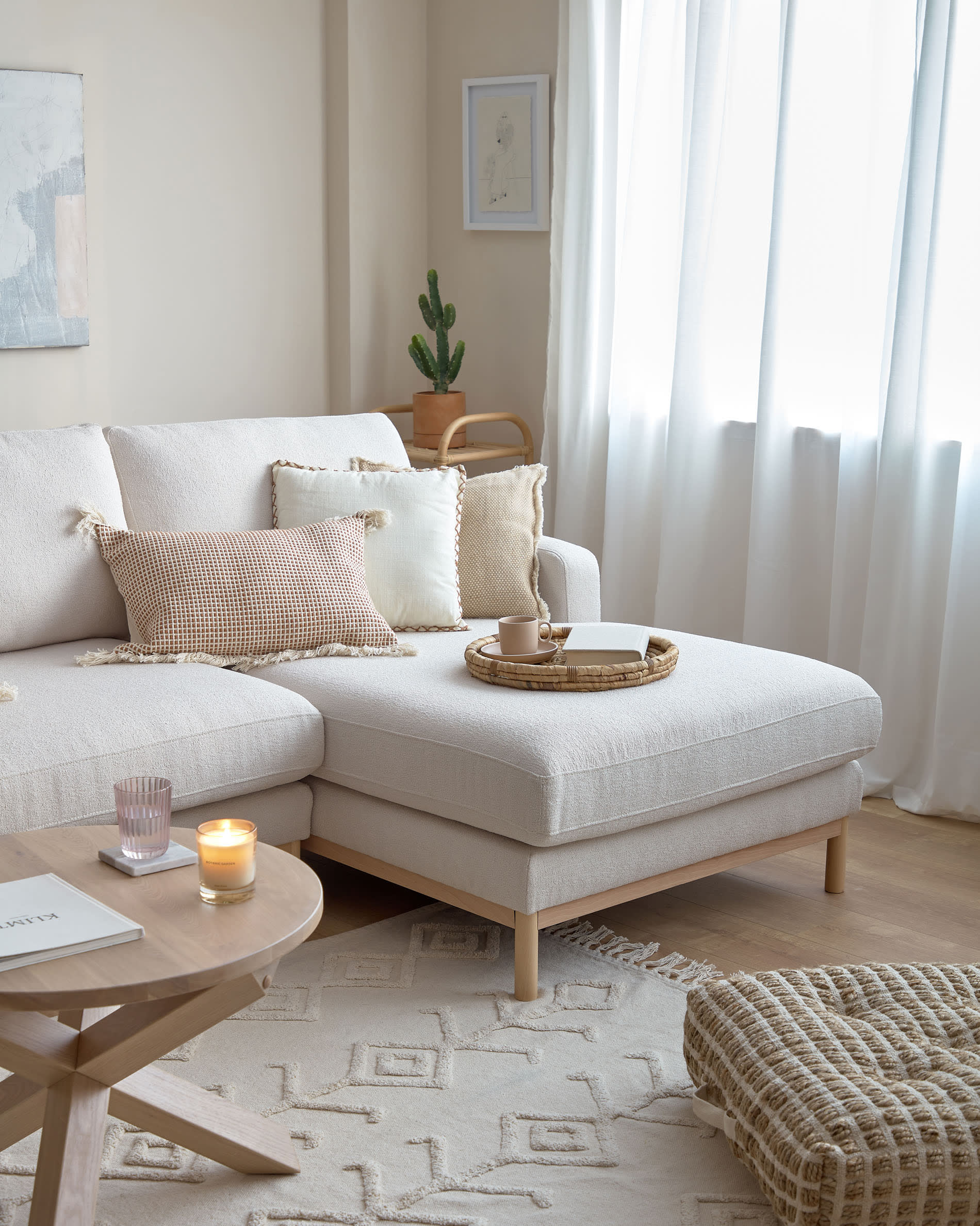 Elegantes Sofa Mihaela, 3-Sitzer mit rechter Chaiselongue, weißer Mikro-Bouclé-Bezug, 264 cm, FSC-zertifiziert, Kave Home.