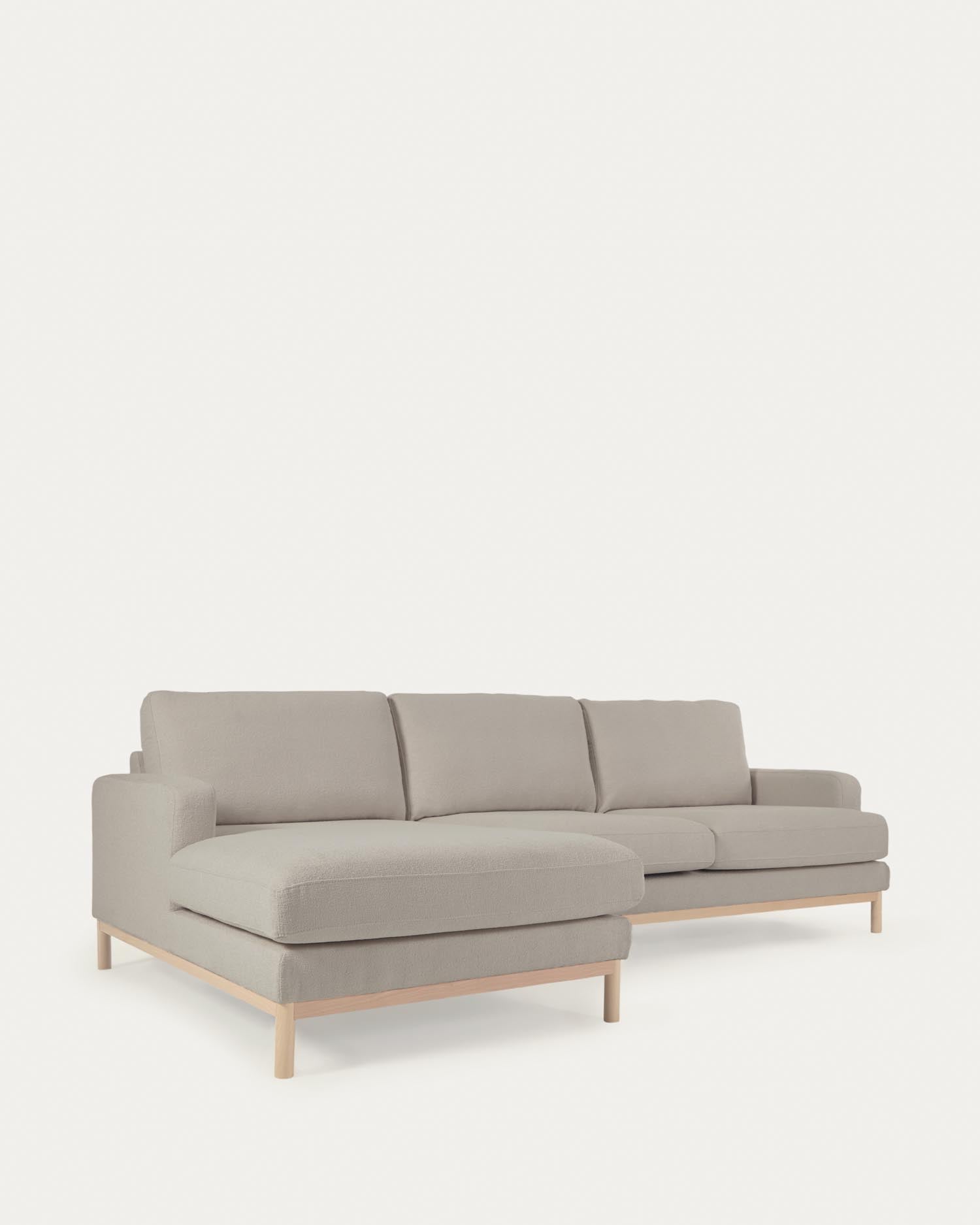 Elegantes 3-Sitzer-Sofa mit linker Chaiselongue, grauem Mikro-Bouclé-Bezug, recycelter Polsterung und E0-Holzstruktur.