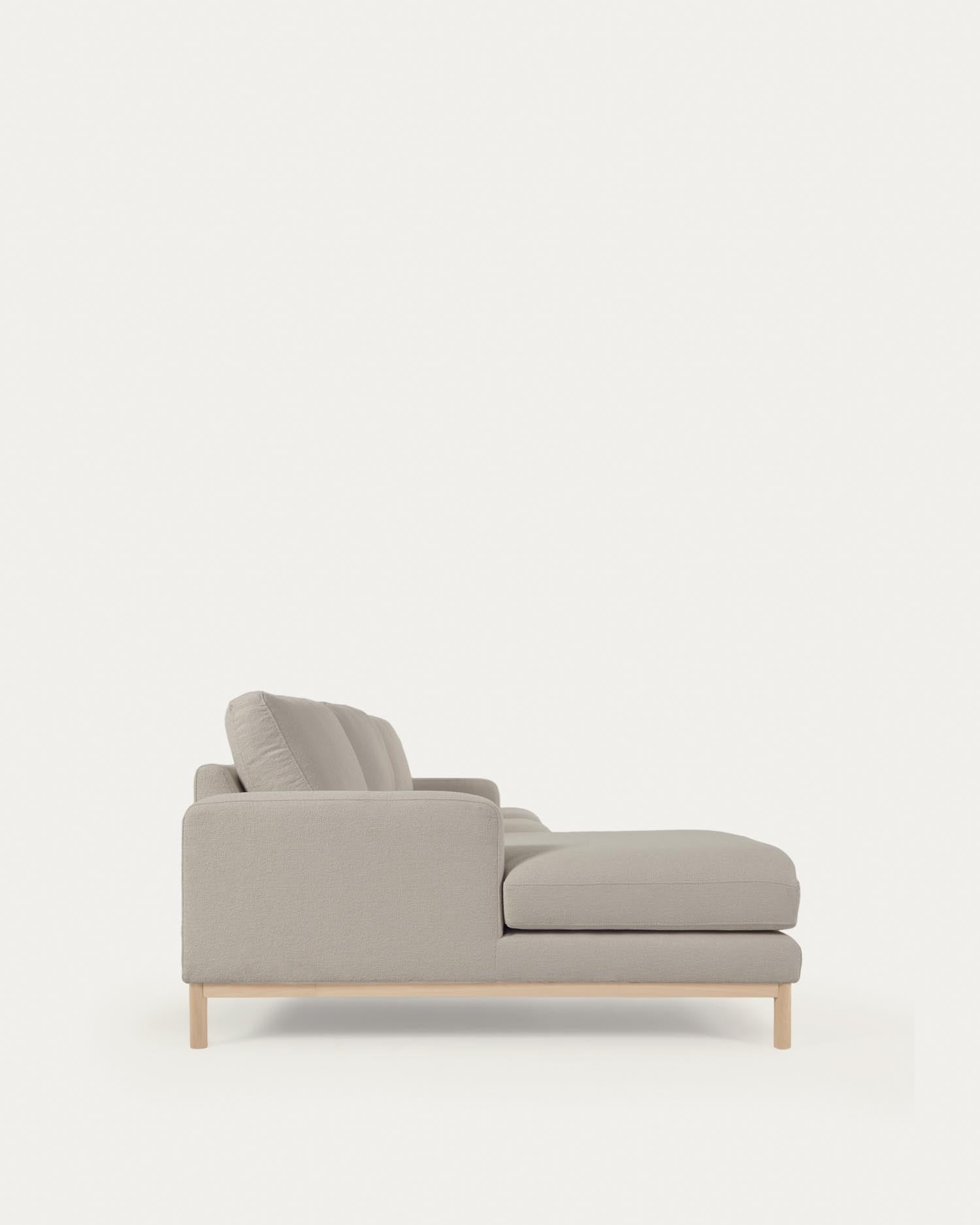 Elegantes 3-Sitzer-Sofa mit linker Chaiselongue, grauem Mikro-Bouclé-Bezug, recycelter Polsterung und E0-Holzstruktur.