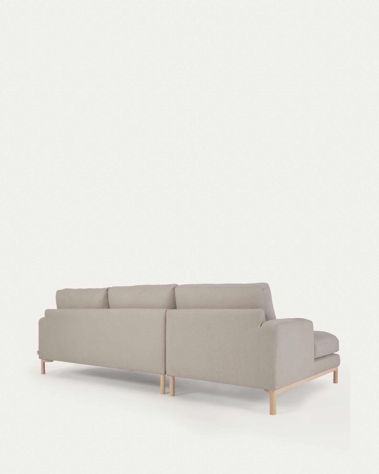 Elegantes 3-Sitzer-Sofa mit linker Chaiselongue, grauem Mikro-Bouclé-Bezug, recycelter Polsterung und E0-Holzstruktur.