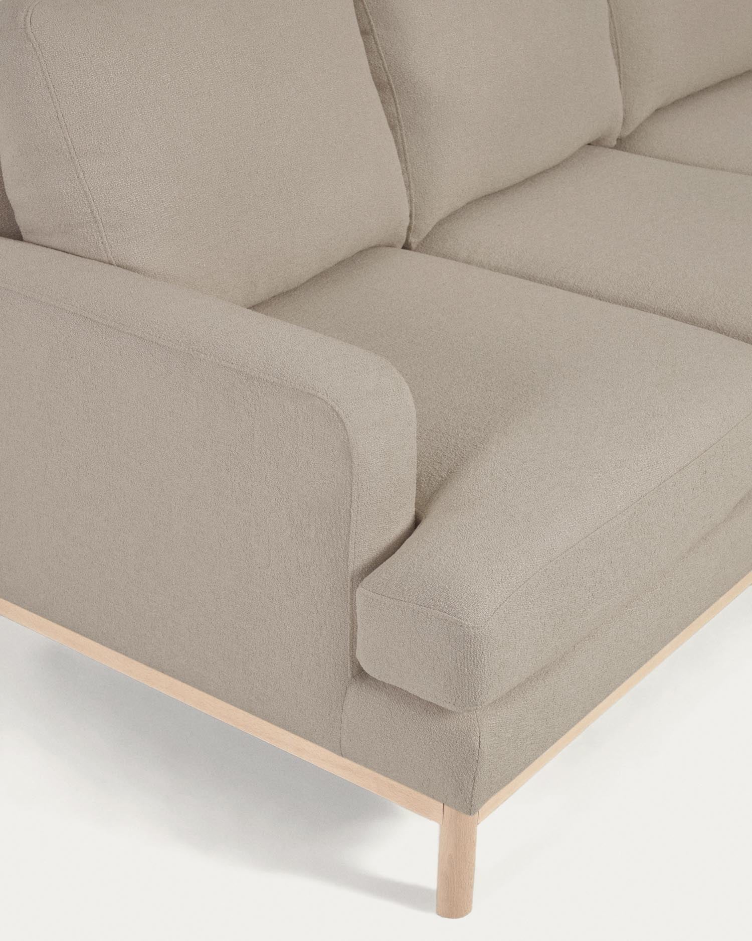 Elegantes 3-Sitzer-Sofa mit linker Chaiselongue, grauem Mikro-Bouclé-Bezug, recycelter Polsterung und E0-Holzstruktur.