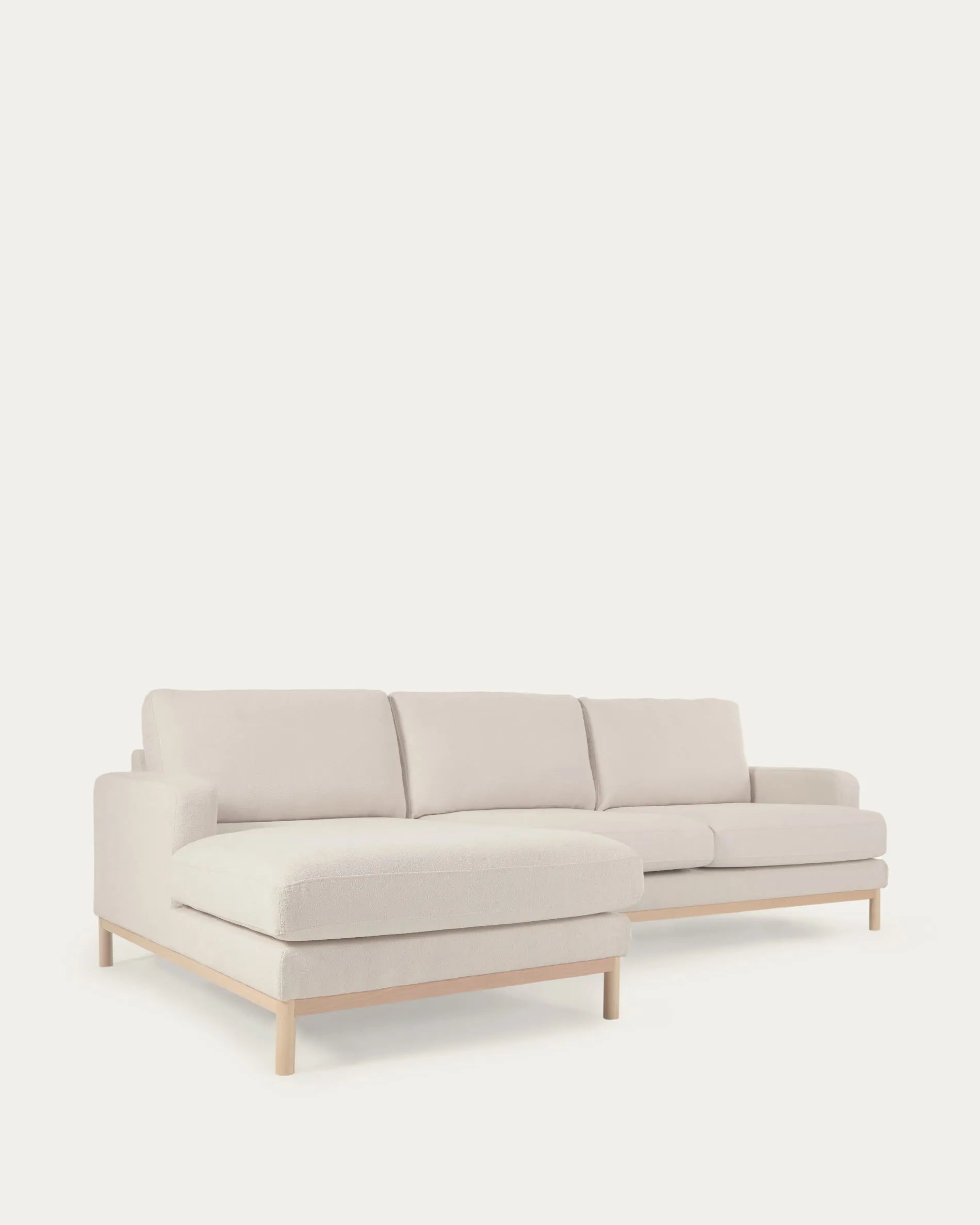 Modernes Sofa Mihaela, 3-Sitzer mit linker Chaise Longue, weißer Mikro-Bouclé-Bezug, 264 cm, FSC-zertifiziert, von Kave Home.