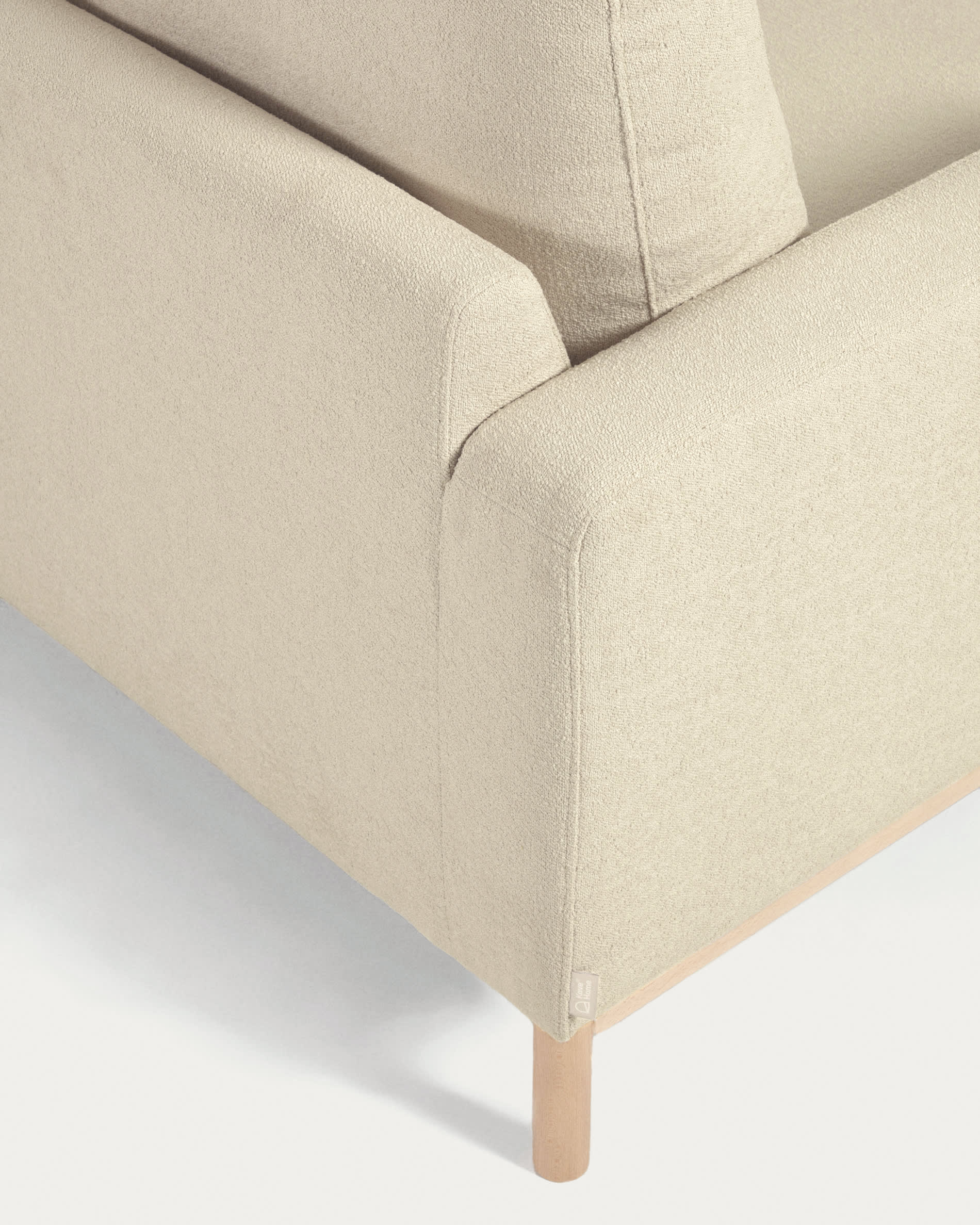 Elegantes 3-Sitzer-Sofa Mihaela mit linker Chaise Longue, weißer Mikro-Bouclé-Bezug, 264 cm, FSC-zertifiziert, von Kave Home.