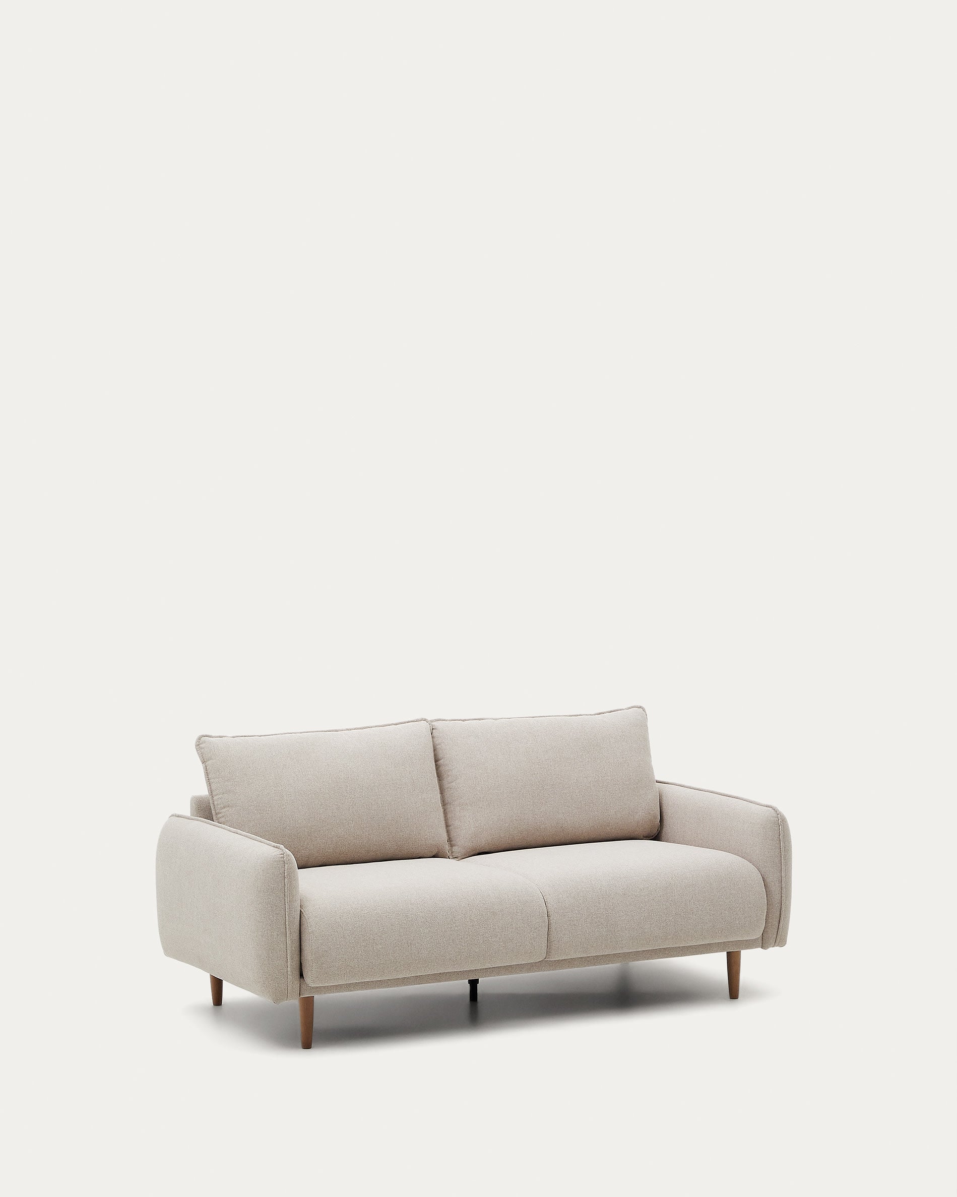 Das Carlota Sofa in Beige: stilvoll, bequem und nachhaltig, mit recycelter Füllung und FSC-zertifiziertem Holz.