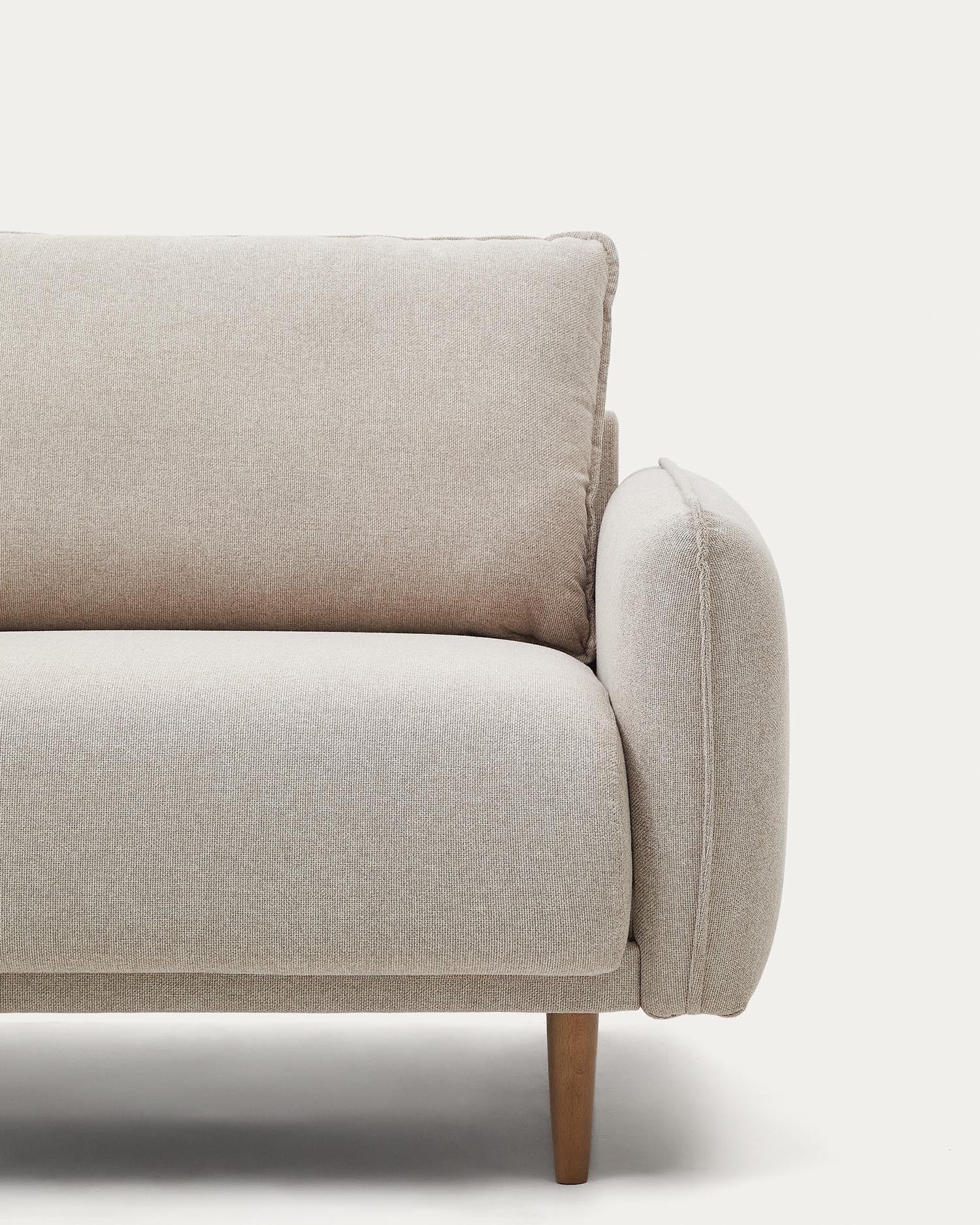 Das Carlota Sofa in Beige: stilvoll, bequem und nachhaltig, mit recycelter Füllung und FSC-zertifiziertem Holz.