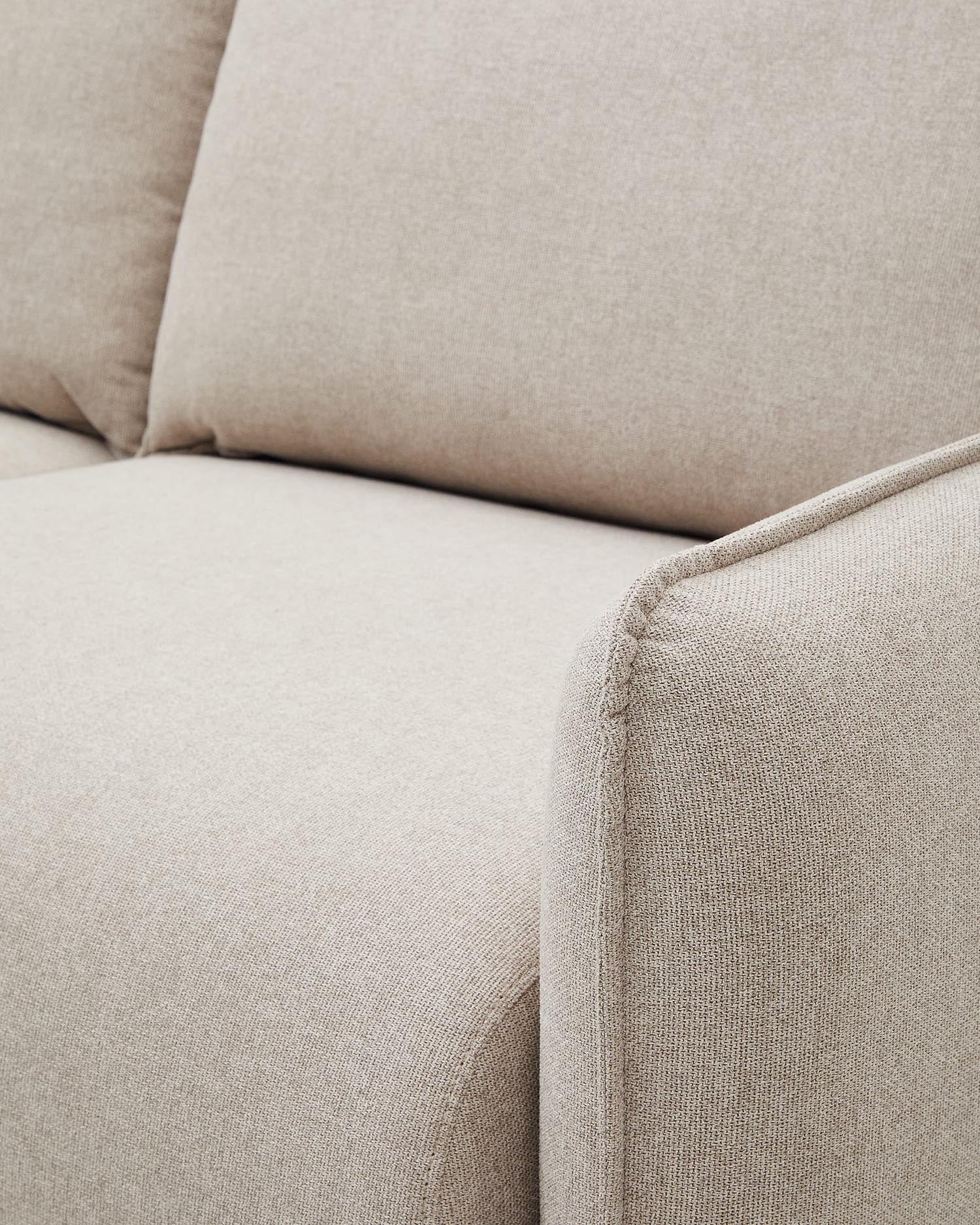 Das Carlota Sofa in Beige: stilvoll, bequem und nachhaltig, mit recycelter Füllung und FSC-zertifiziertem Holz.