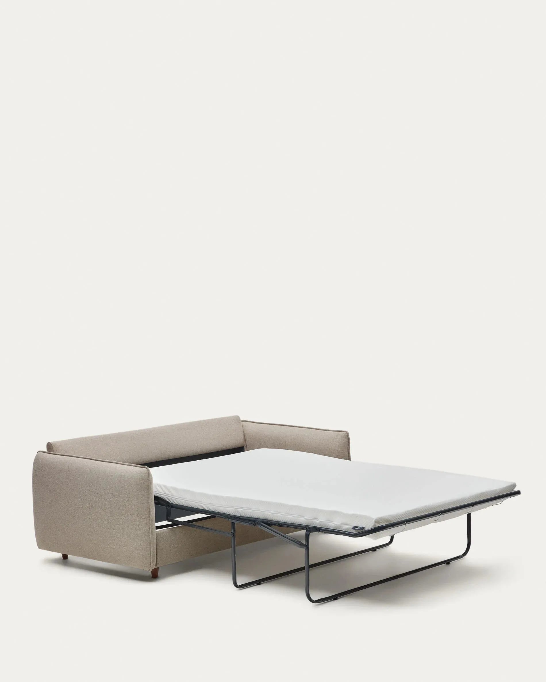 Das Carlota Bettsofa in Beige, 2-Sitzer, aus Chenille, kombiniert Eleganz und Funktionalität mit nachhaltigem FSC-zertifiziertem Holz.