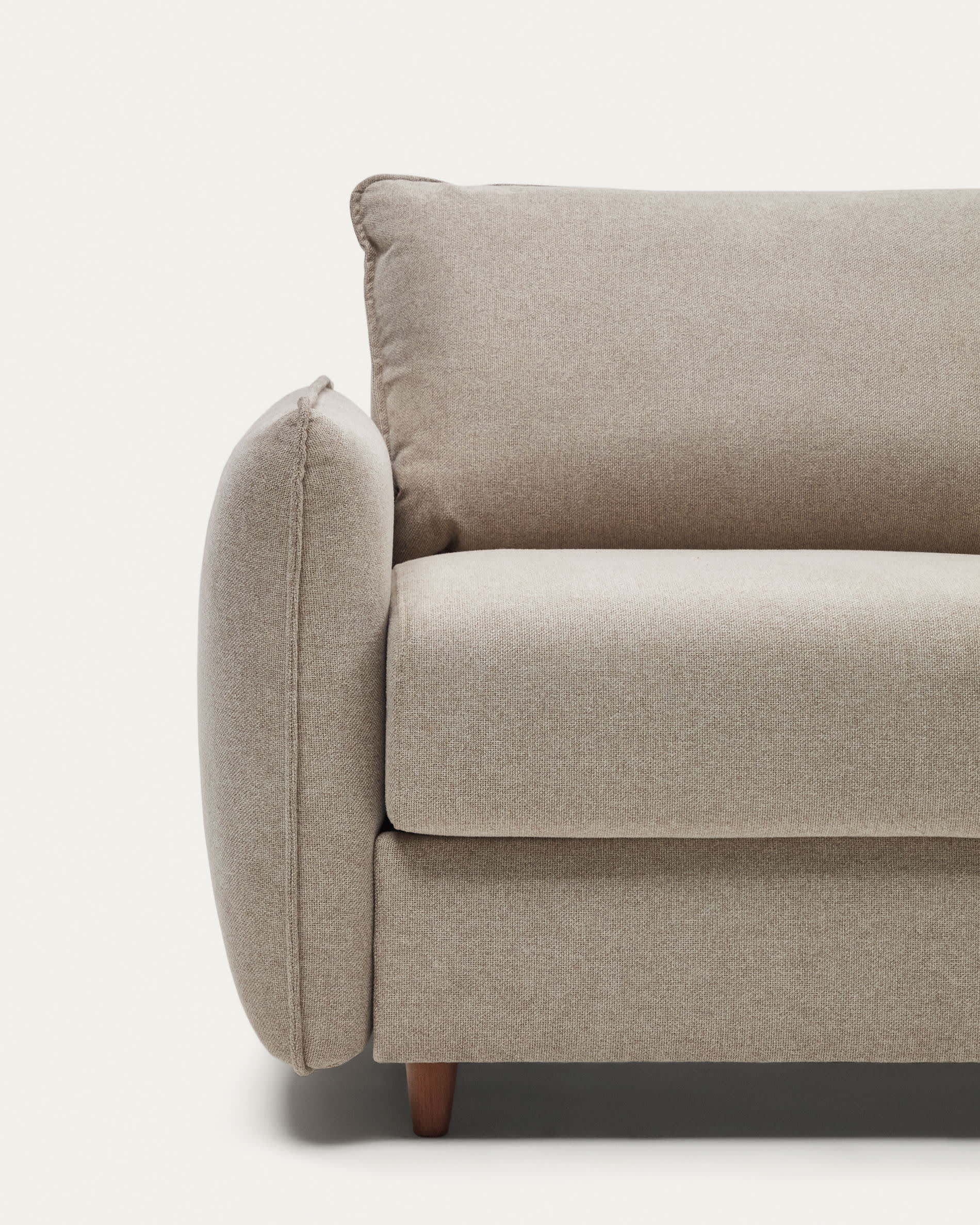 Das Carlota 2-Sitzer Bettsofa in Beige aus Chenille bietet Komfort und Stil, gefertigt aus FSC-zertifiziertem Holz.