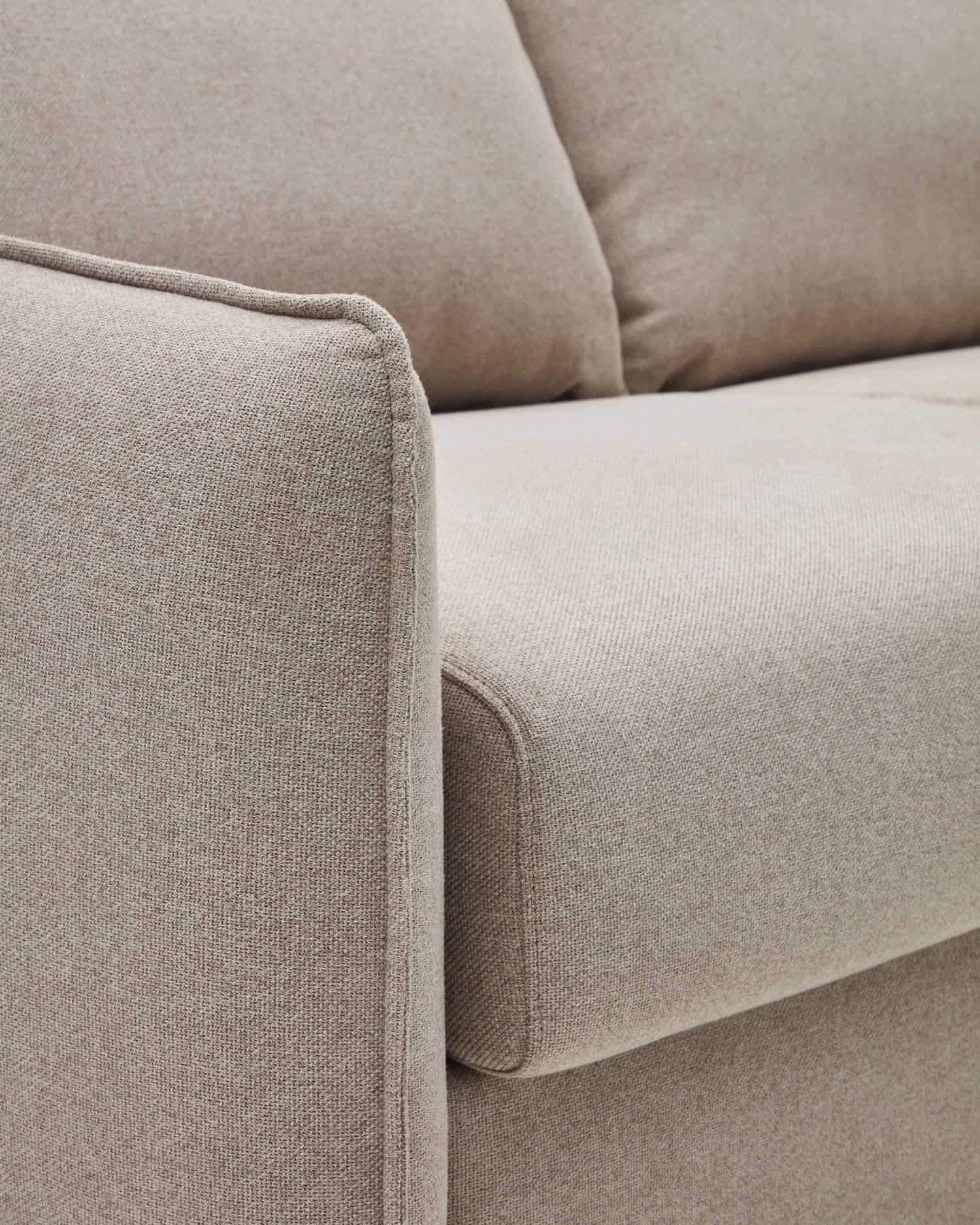 Elegantes 2-Sitzer Bettsofa in Beige, aus Chenille, mit recycelter PET-Füllung und FSC-zertifiziertem Holz.