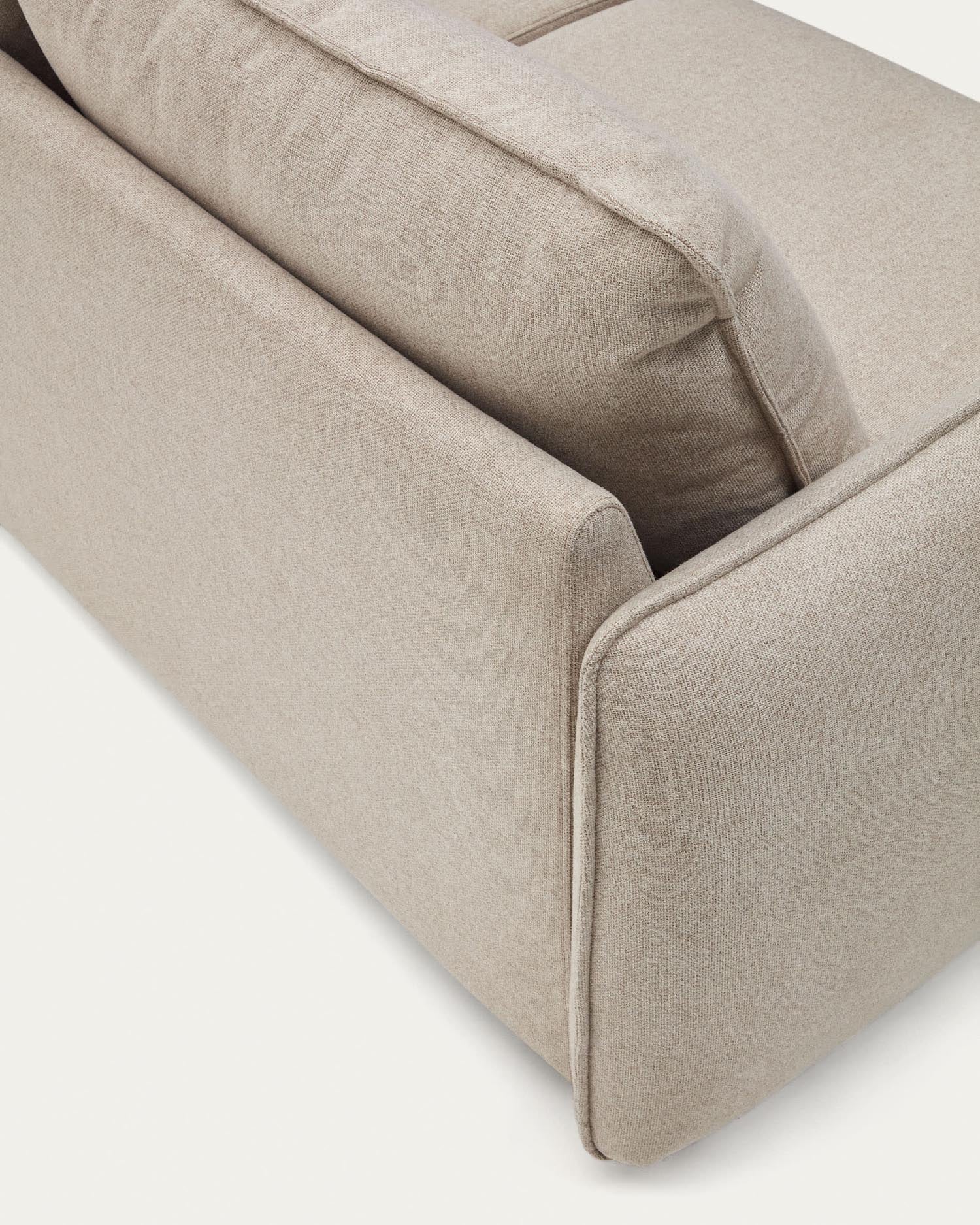 Das Carlota Bettsofa in Beige, 2-Sitzer, aus Chenille, kombiniert Eleganz und Funktionalität mit nachhaltigem FSC-zertifiziertem Holz.