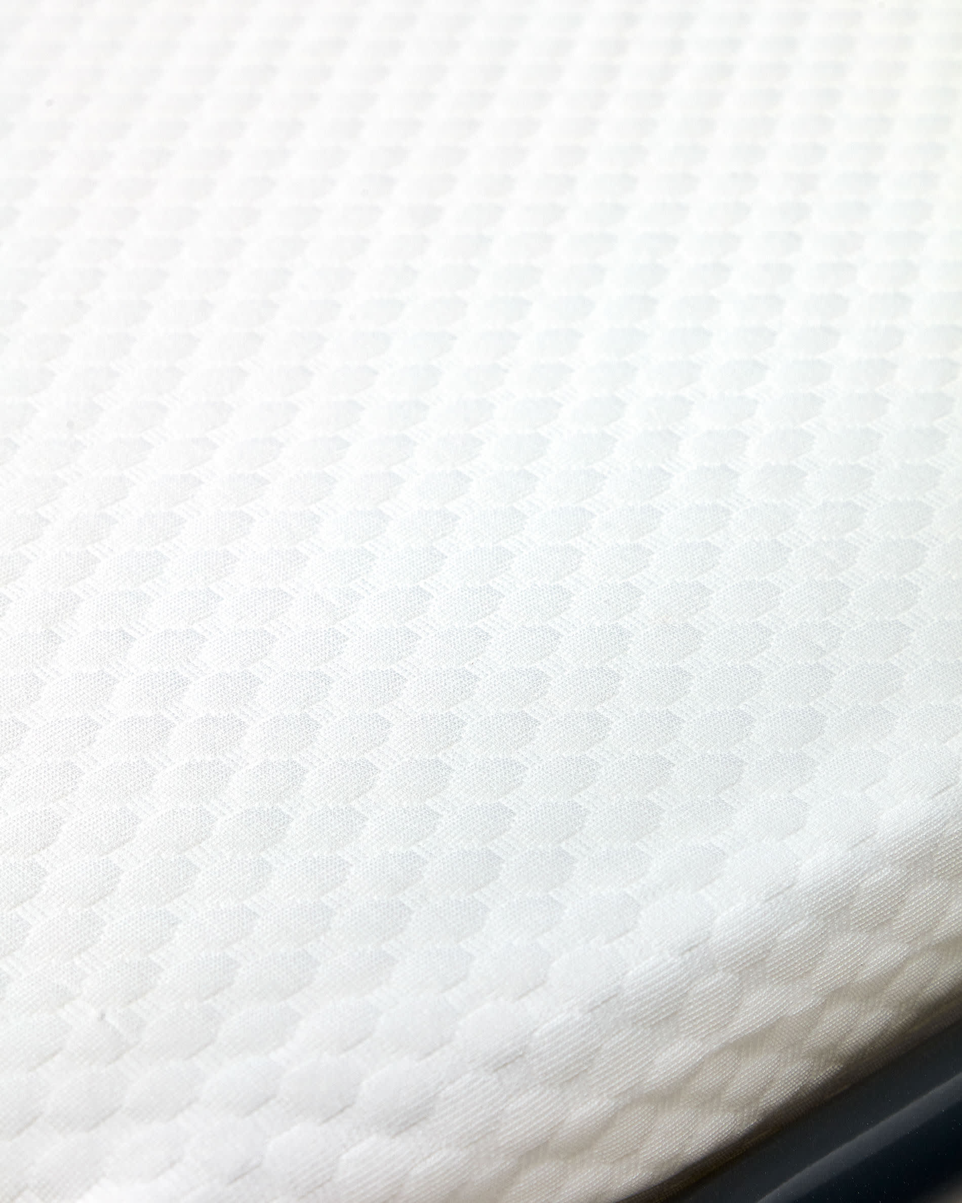 Das Carlota 2-Sitzer Bettsofa in Beige aus Chenille bietet Komfort und Stil. FSC-zertifiziert, ideal für modernes Wohnen.