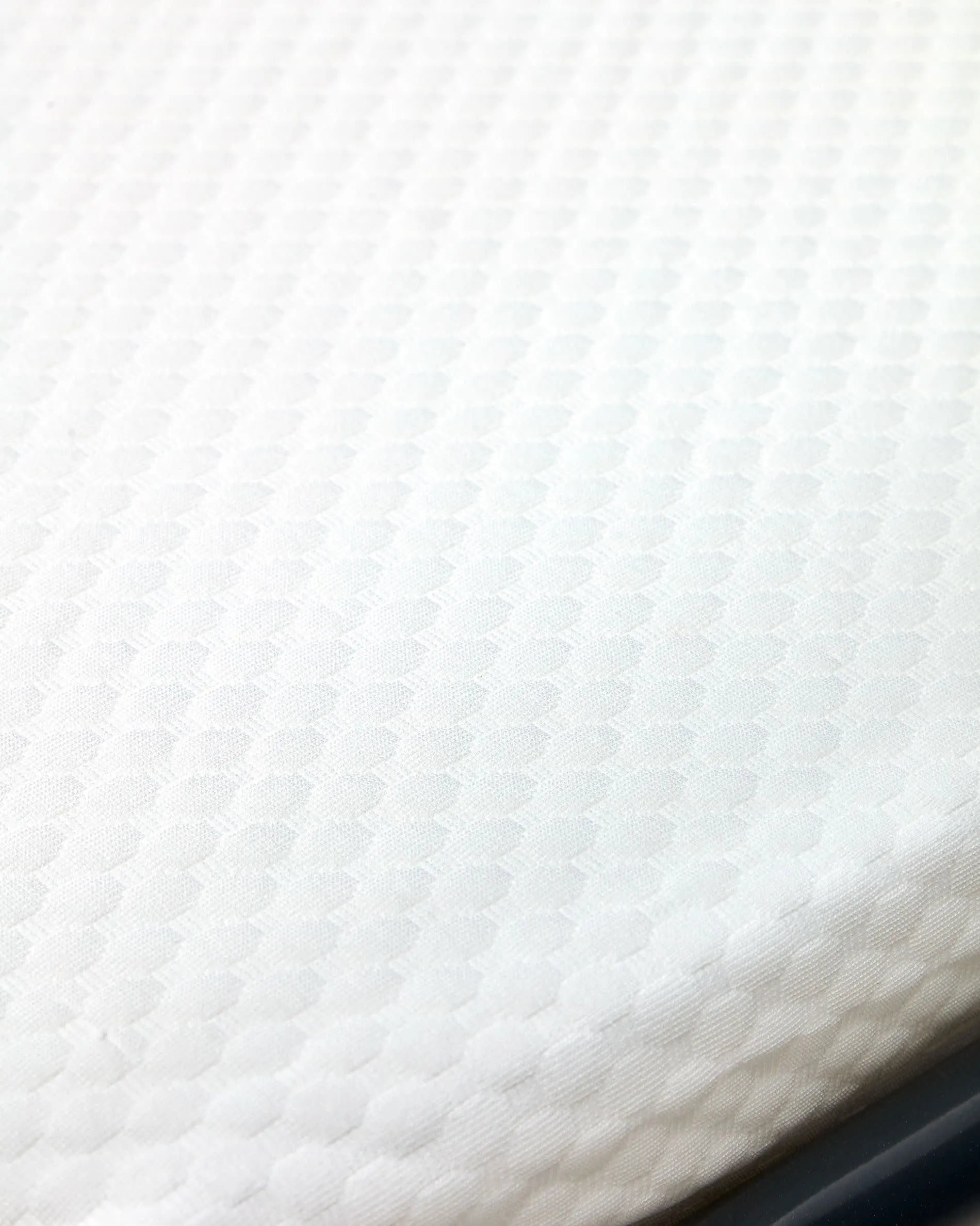 Das Carlota Bettsofa in Beige, 2-Sitzer, aus Chenille, kombiniert Stil und Komfort, mit FSC-zertifiziertem Holzrahmen.