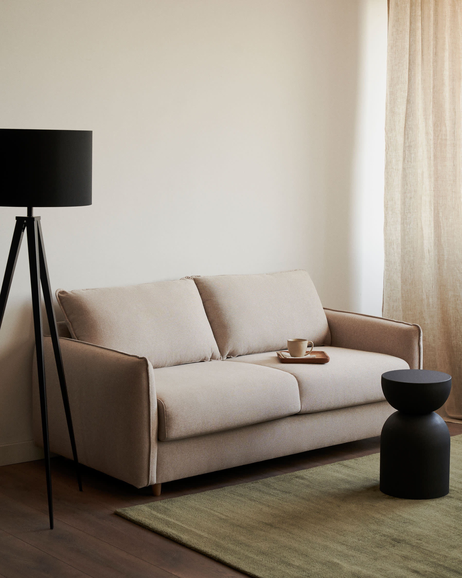 Das Carlota 2-Sitzer Bettsofa in Beige aus Chenille bietet stilvollen Komfort und Nachhaltigkeit mit FSC-zertifiziertem Holz.