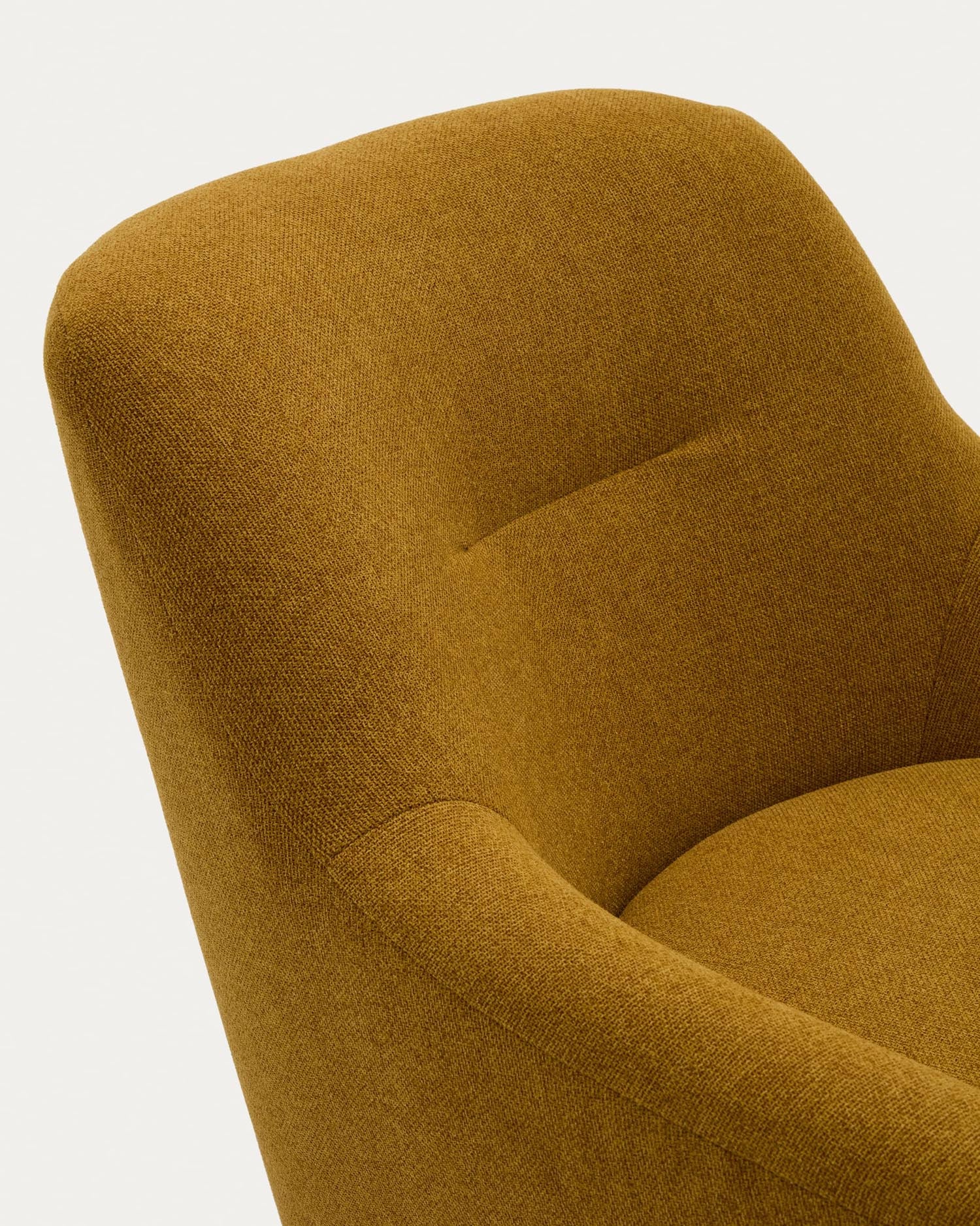 Erleben Sie den Sessel Candela in Senf von Kave Home – ein elegantes Design, das Gemütlichkeit und umweltfreundliche Materialien vereint.