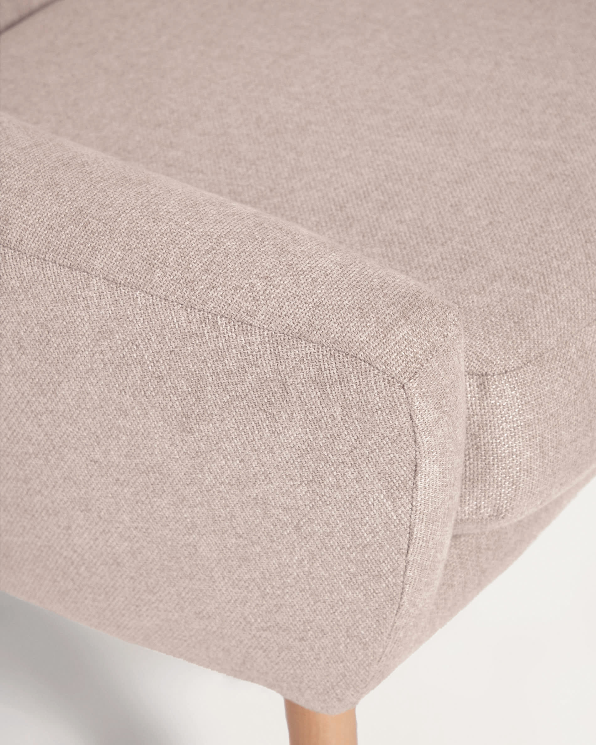Moderner Candela Sessel in Beige von Kave Home, vereint stilvolles Design mit hohem Sitzkomfort für Ihr Zuhause.