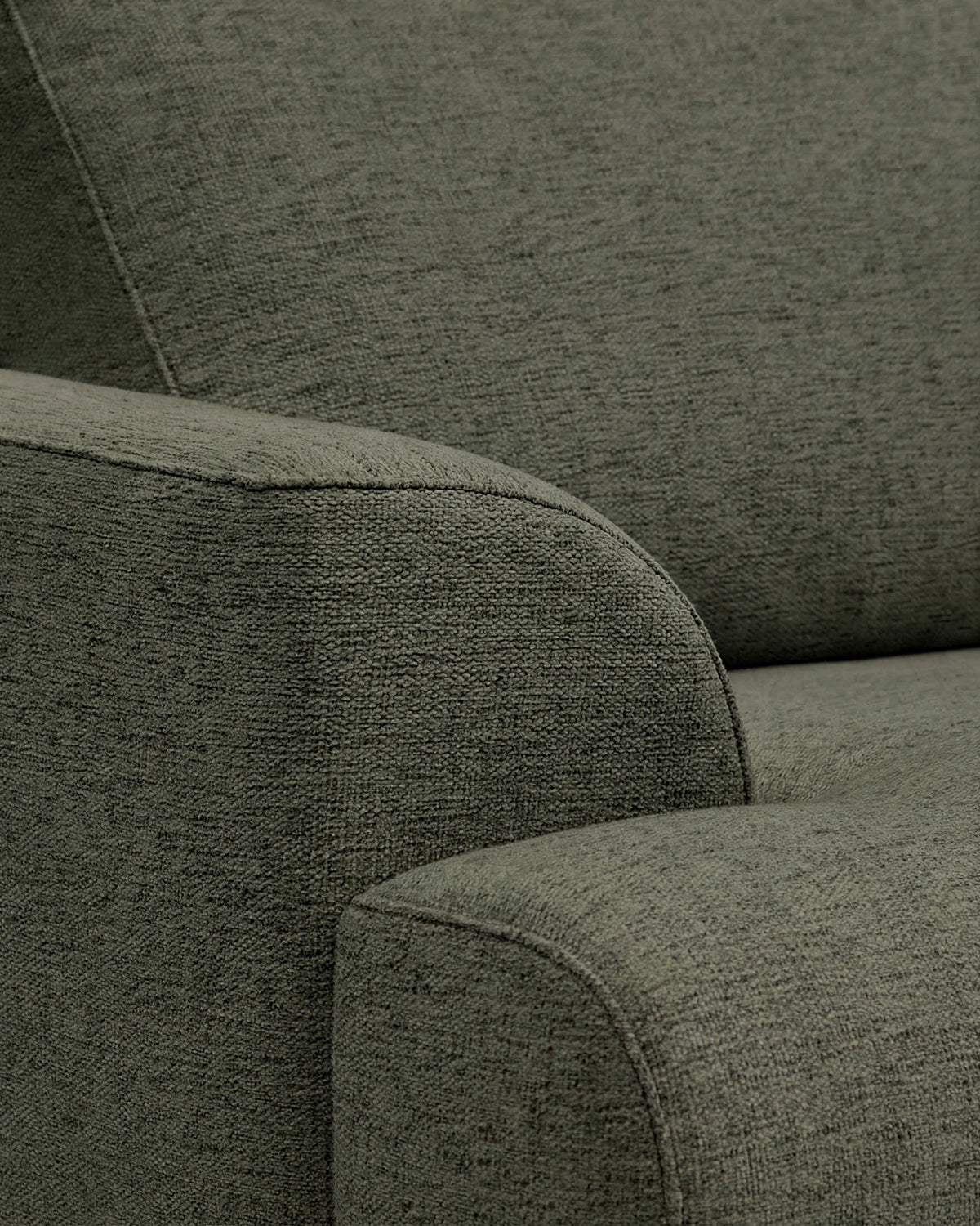 2-Sitzer-Sofa Karin aus dunkelgrüner Chenille mit Beinen aus massivem Buchenholz mit walnussfarbener Oberfläche 211 cm in Dunkelgrün präsentiert im Onlineshop von KAQTU Design AG. 2er Sofa ist von Kave Home