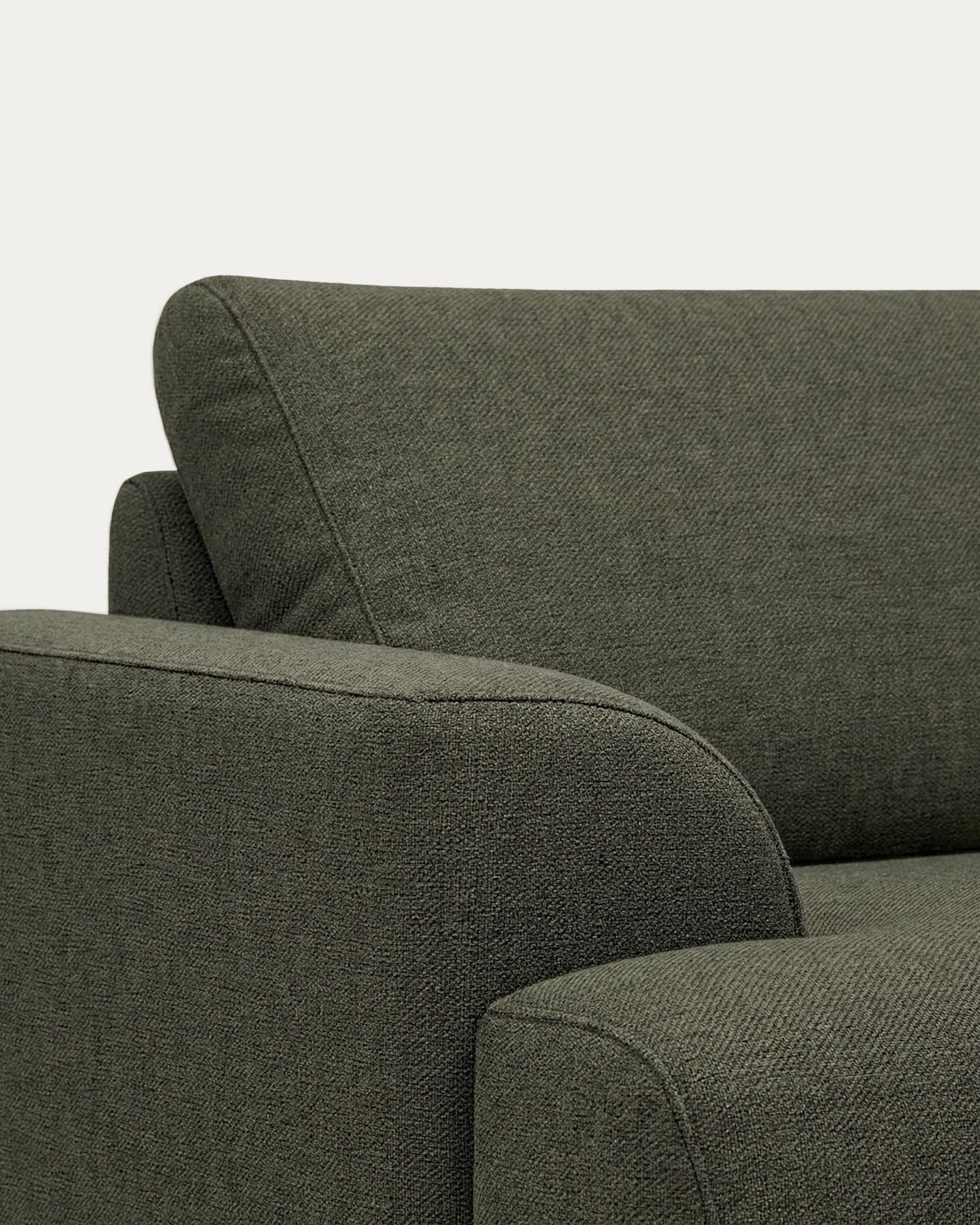 Elegantes 3-Sitzer-Sofa in dunkelgrüner Chenille, ausgestattet mit stabilen Buchenholzbeinen in Walnussoptik, ideal für stilvolle Wohnräume.