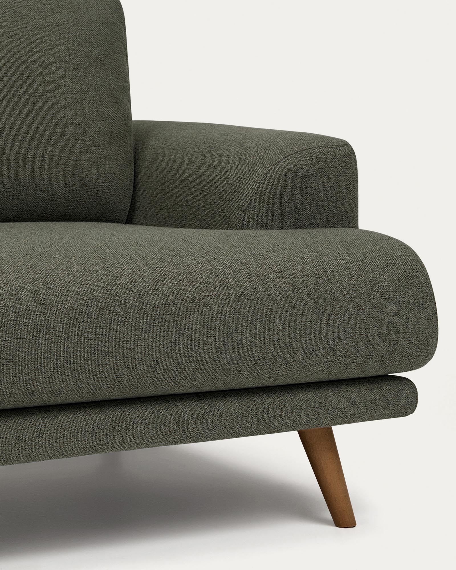Stilvolles 3-Sitzer-Sofa Karin in dunklem Chenille, mit robusten Buchenholzbeinen in edler Walnussfarbe, perfekt für moderne Einrichtungen.