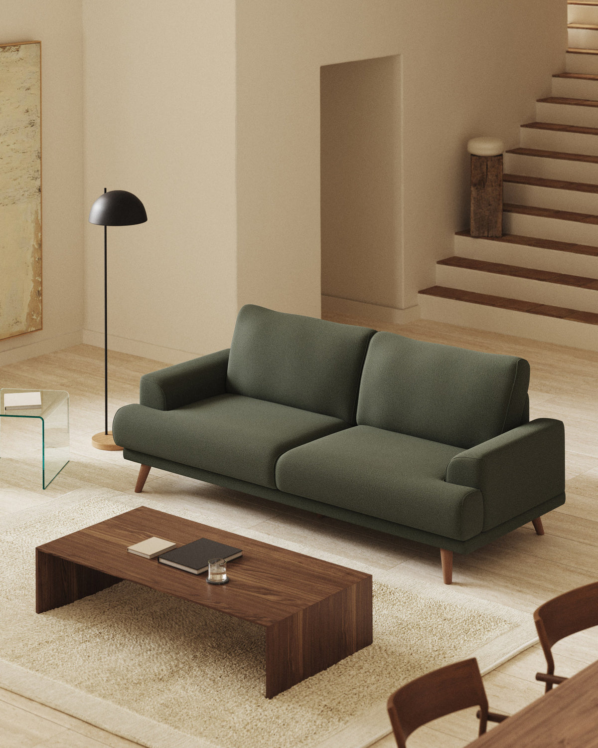3-Sitzer-Sofa Karin aus dunkelgrüner Chenille mit Beinen aus massivem Buchenholz mit walnussfarbener Oberfläche 228 cm in Dunkelgrün präsentiert im Onlineshop von KAQTU Design AG. 3er Sofa ist von Kave Home