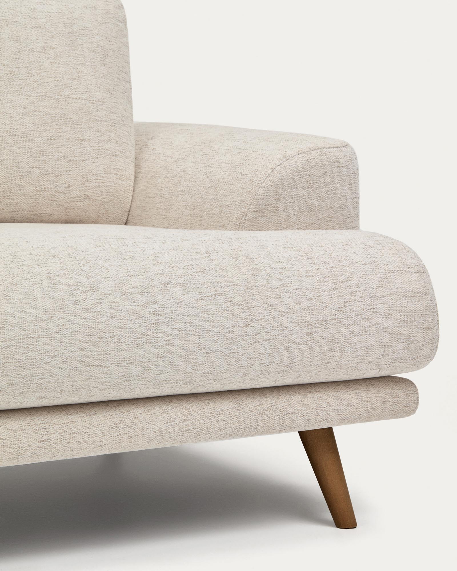 Beige 3-Sitzer-Sofa Karin mit robusten Buchenholzbeinen in edler Walnussfarbe, perfekt für moderne und gemütliche Wohnambiente.