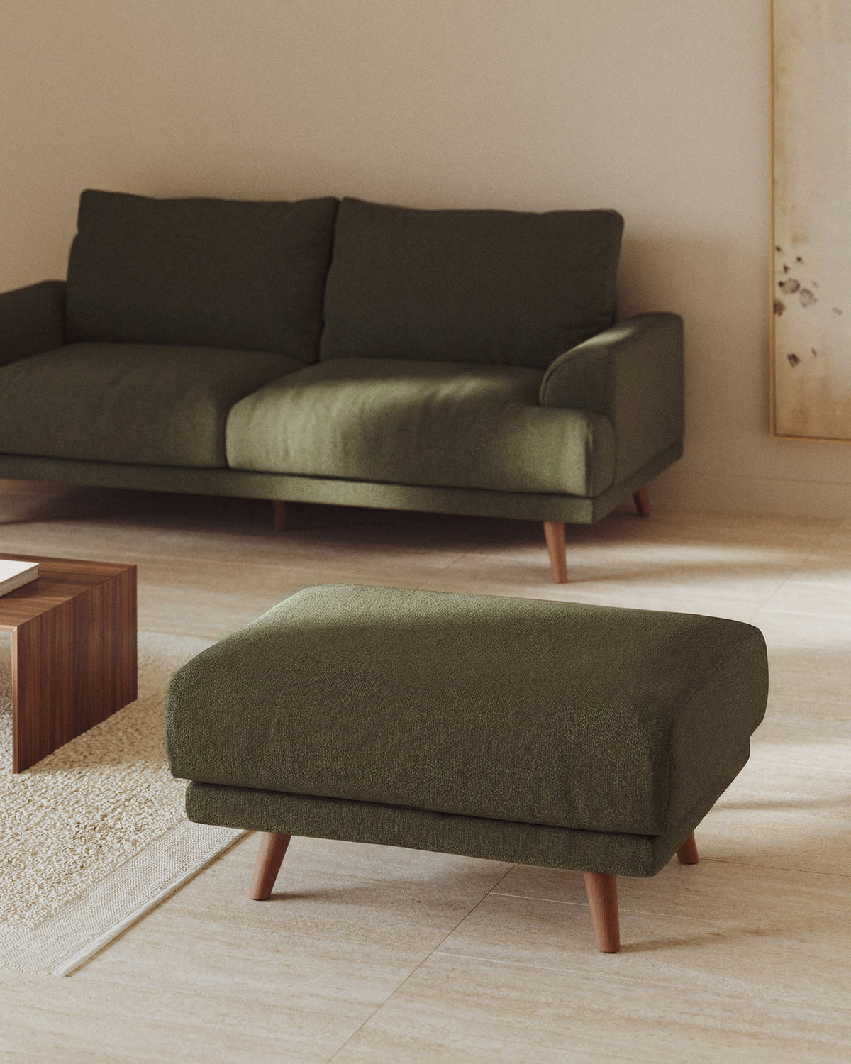 Fussablage Karin in Dunkelgrün mit Beinen aus massivem Buchenholz mit naturfarbener Oberfläche 90 x 70 cm in Dunkelgrün präsentiert im Onlineshop von KAQTU Design AG. Pouf ist von Kave Home