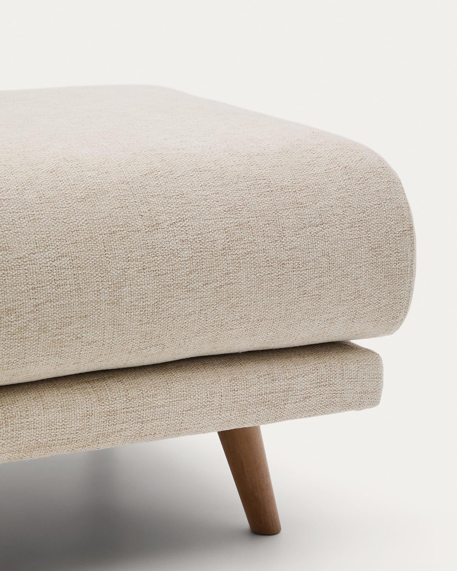 Elegante Fußablage Karin in Beige, 90 x 70 cm, aus hochwertigem Chenille und robustem Buchenholz. Perfekt für stilvolle Akzente und Komfort.