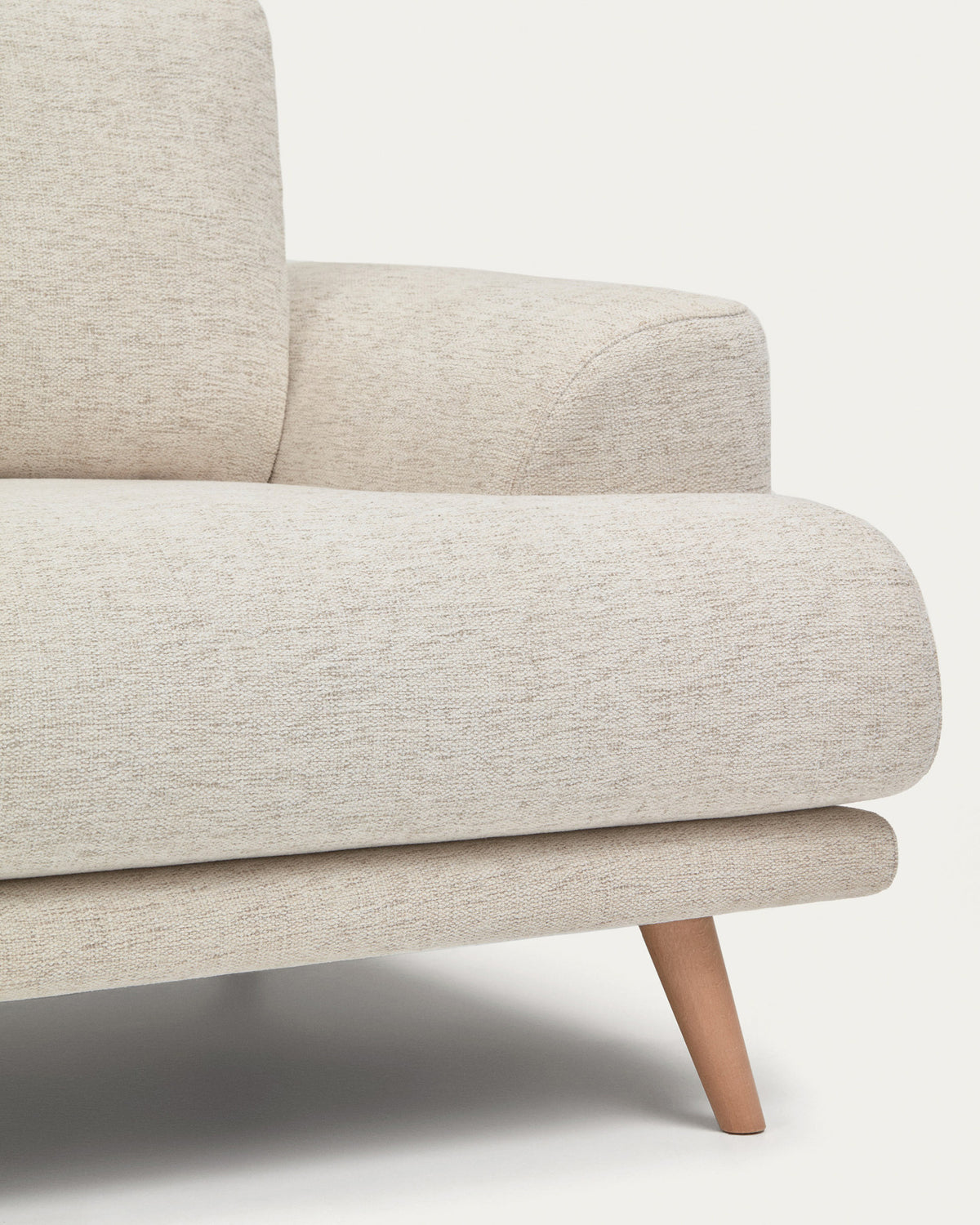2-Sitzer-Sofa Karin aus beiger Chenille mit Beinen aus massivem Buchenholz mit Finish in natürlichem Farbton 211 cm in Beige präsentiert im Onlineshop von KAQTU Design AG. 2er Sofa ist von Kave Home