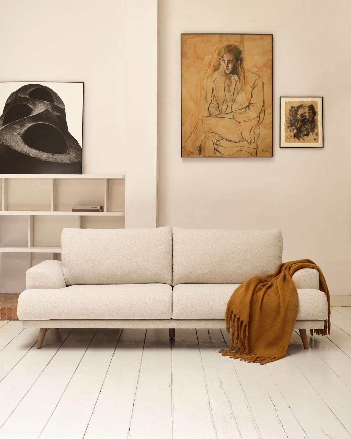 Karin 3-Sitzer-Sofa weiß und Beine aus massiver Buche 231 cm in Beige präsentiert im Onlineshop von KAQTU Design AG. 3er Sofa ist von Kave Home