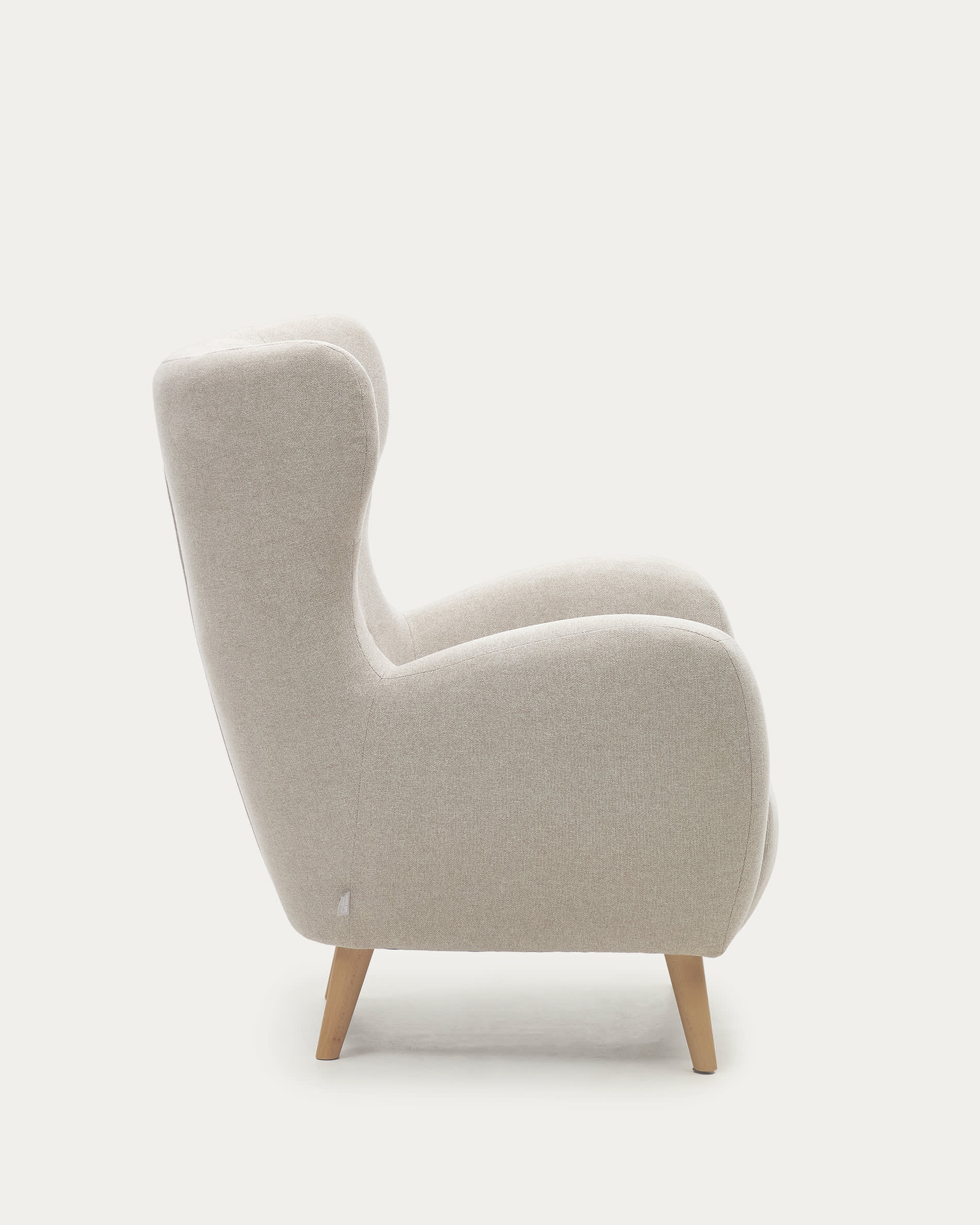 Beige Patio Sessel mit massiven Buchenholzbeinen. Nostalgisches Retro-Design vereint mit hohem Komfort – perfekt für Ihr Zuhause.
