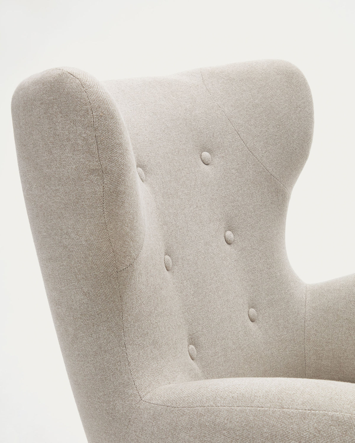 Patio Sessel in Beige mit Beinen aus massiver Buche FSC Mix Credit in Beige präsentiert im Onlineshop von KAQTU Design AG. Sessel mit Armlehnen ist von Kave Home