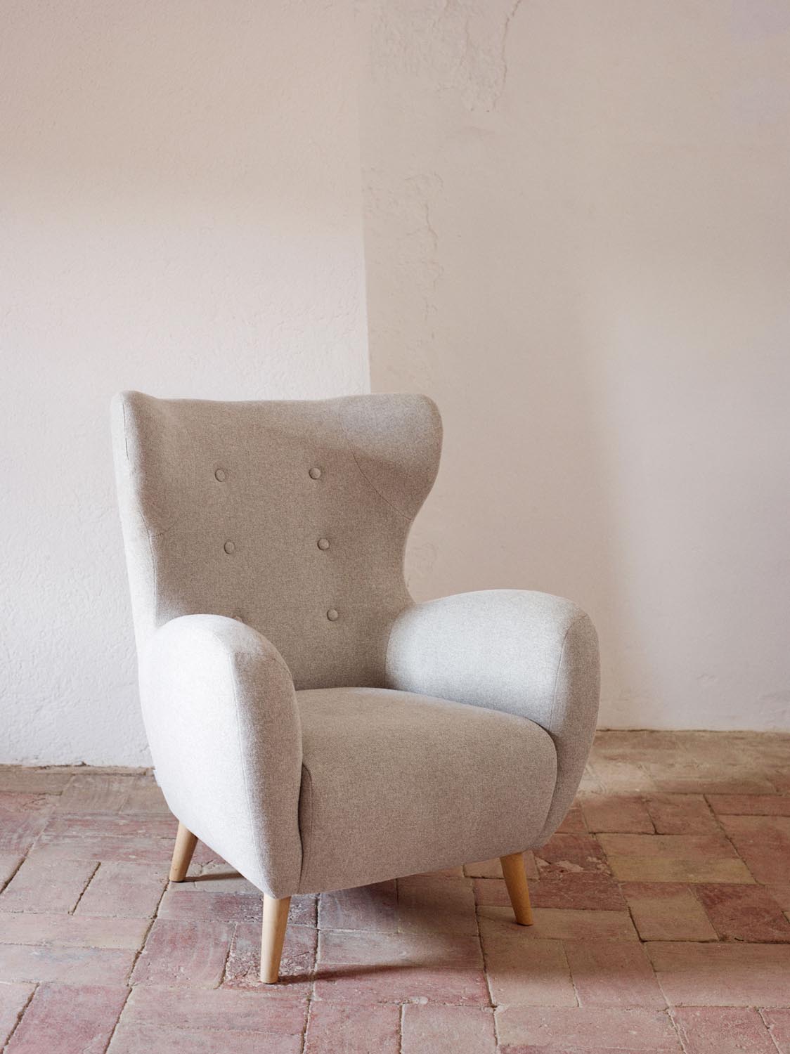 Beige Patio Sessel im Retro-Stil mit robusten Buchenholzbeinen. Komfortabel und pflegeleicht – perfekt für Ihr stilvolles Zuhause.