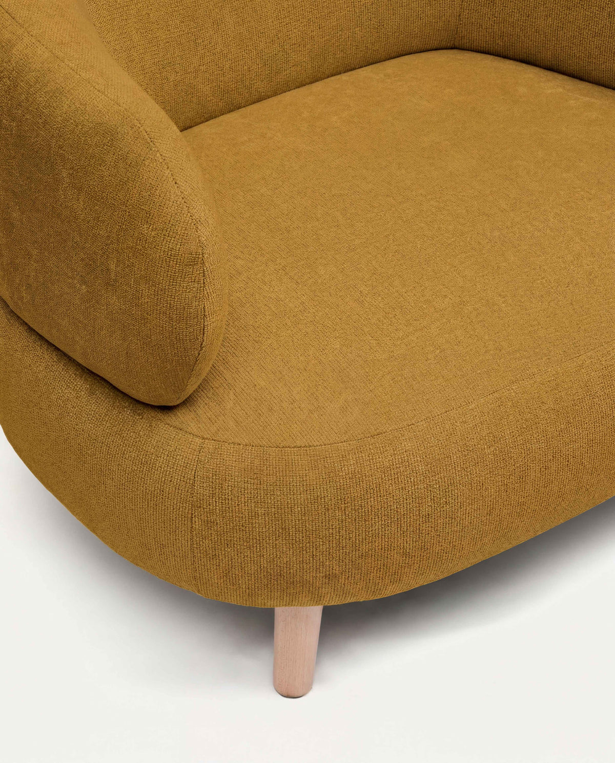 Sessel Luisa in Senfgelb mit Beinen aus massivem Buchenholz, 90 cm in Senfgelb präsentiert im Onlineshop von KAQTU Design AG. Sessel ist von Kave Home