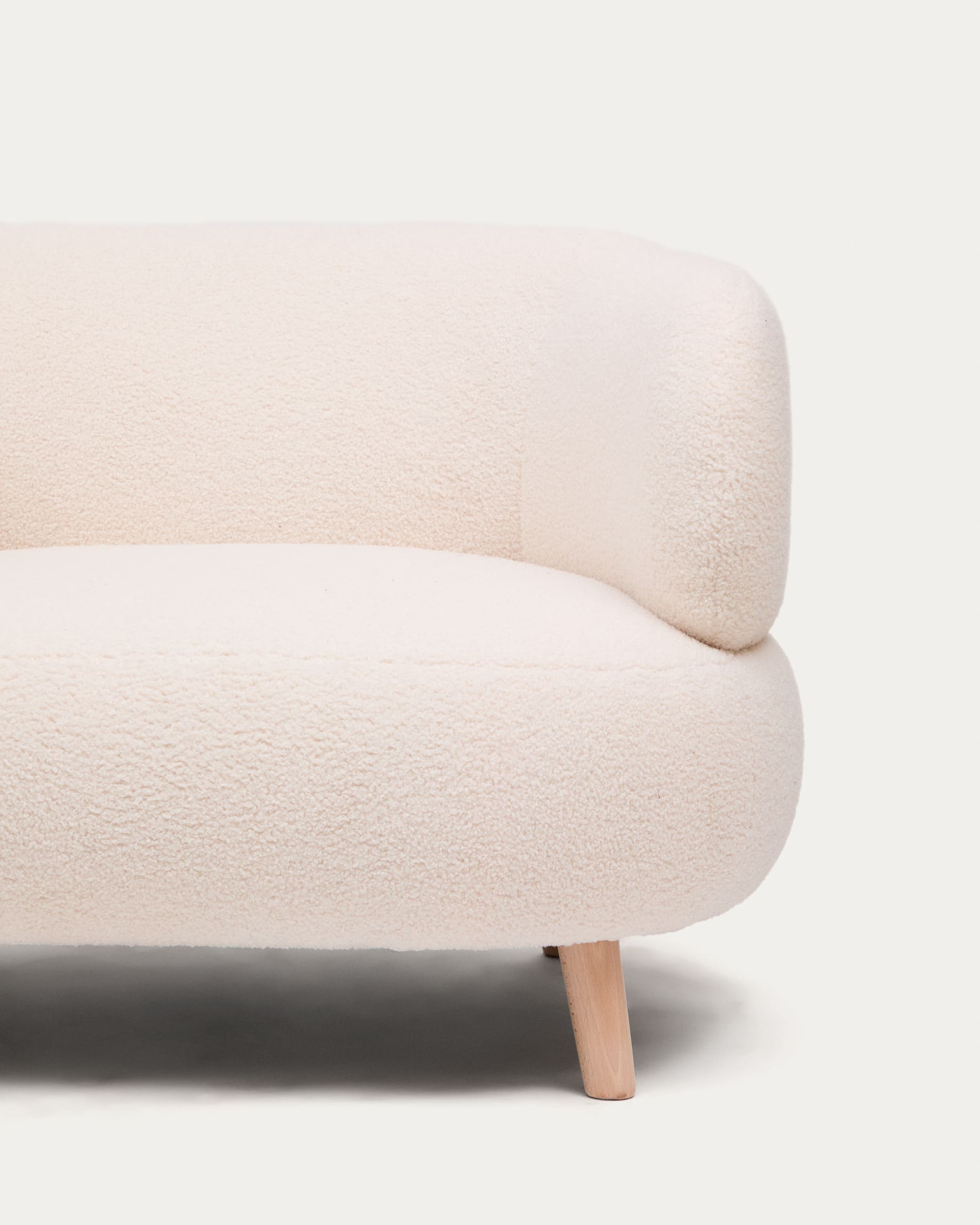 Komfortabler Luisa Sessel mit Bouclé-Bezug in Écru, stabilen Buchenholzbeinen, 90 cm, von Kave Home. Modernes Design für Ihr Zuhause.