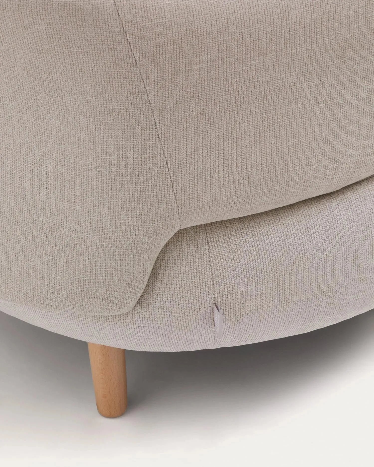 Eleganter Luisa Sessel aus perlfarbener Chenille, 90 cm hoch, mit stabilen Beinen aus massiver Buche, von Kave Home.