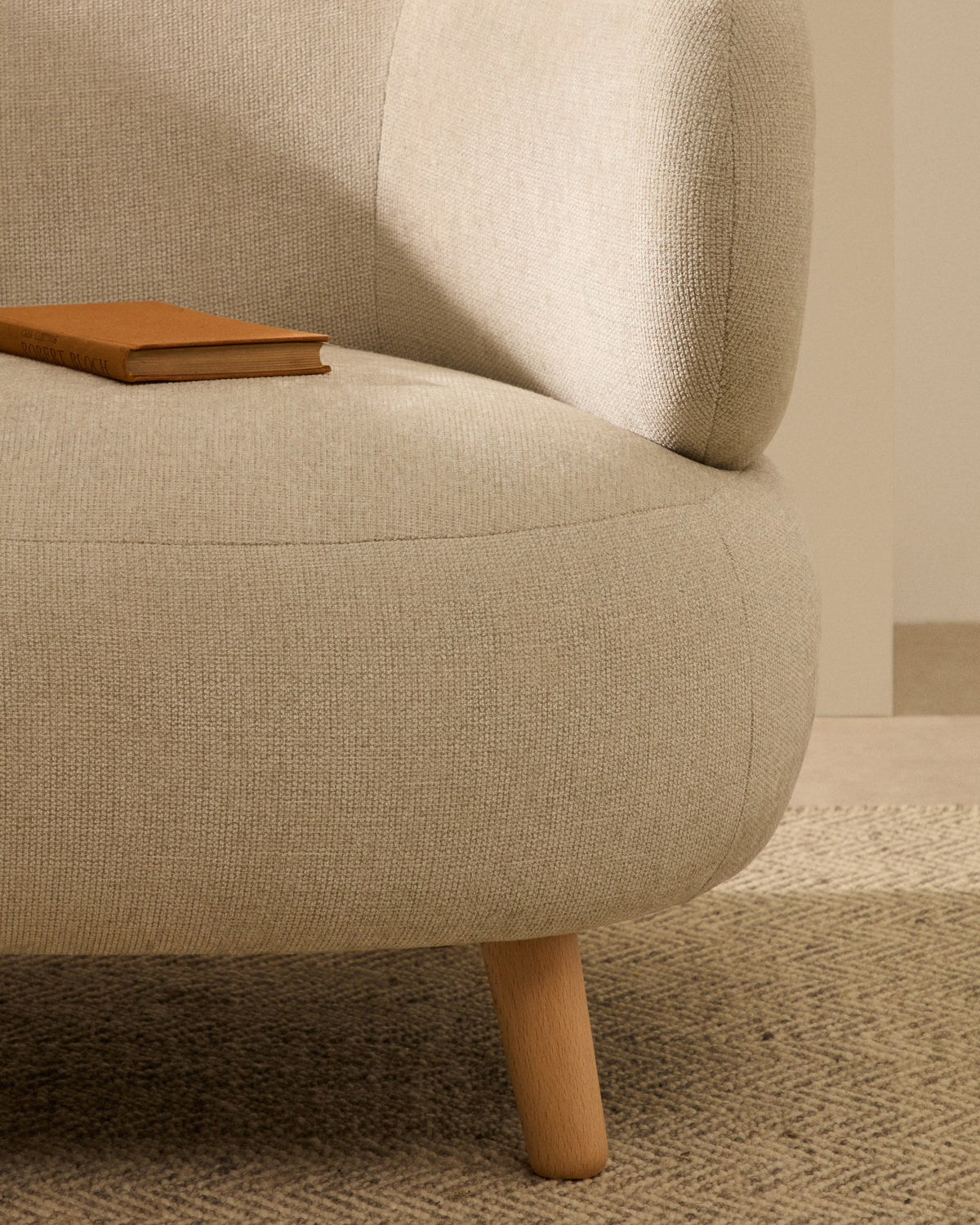Luisa Sessel aus Chenille in Perle Beine aus massiver Buche 90 cm in Perle präsentiert im Onlineshop von KAQTU Design AG. Sessel ist von Kave Home