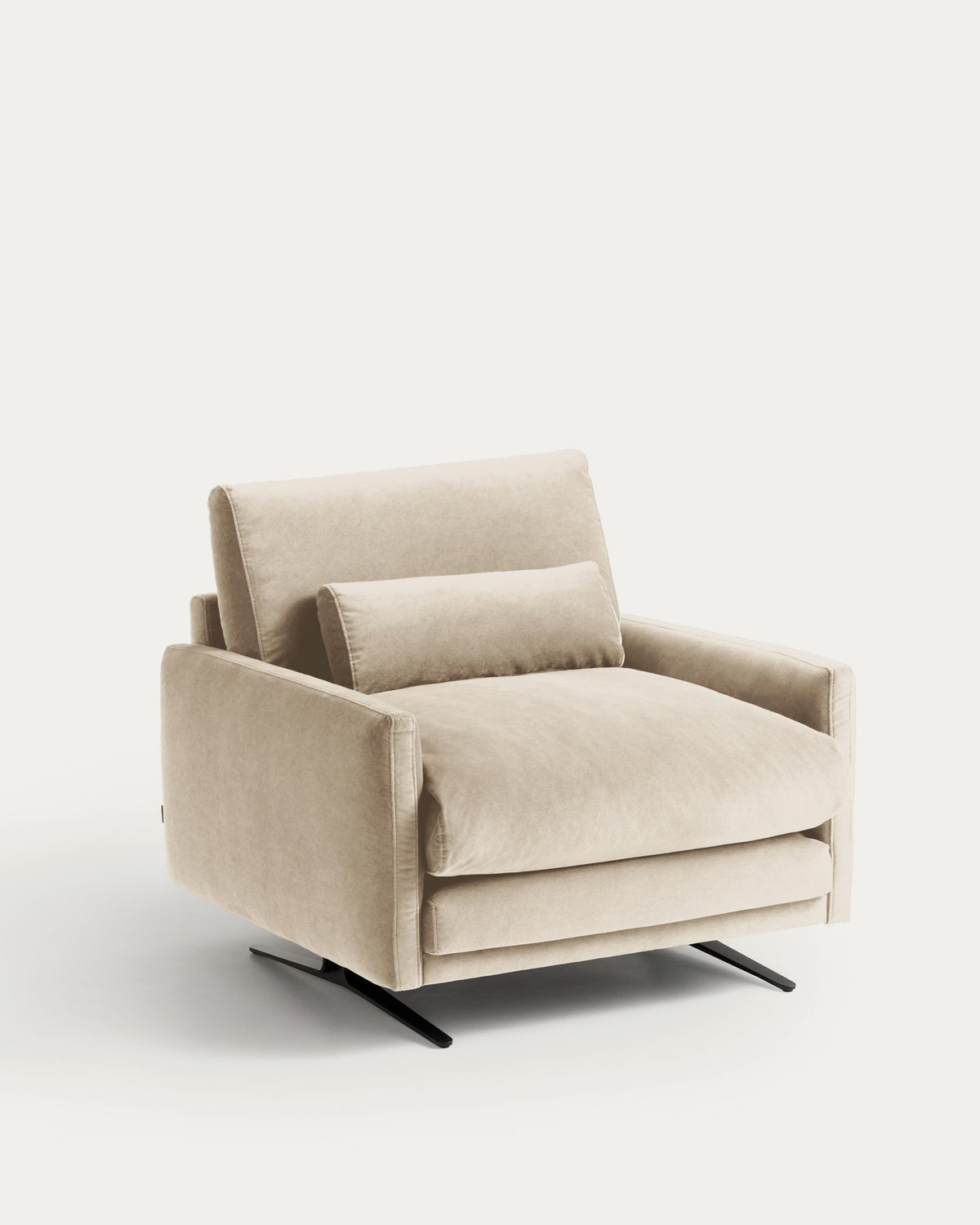 Sessel Veliro in Perle mit gewaschenem Samtbezug, mattem Finish, Armlehnen und schwarzen, pulverbeschichteten Stahlbeinen im Retro-Stil.
