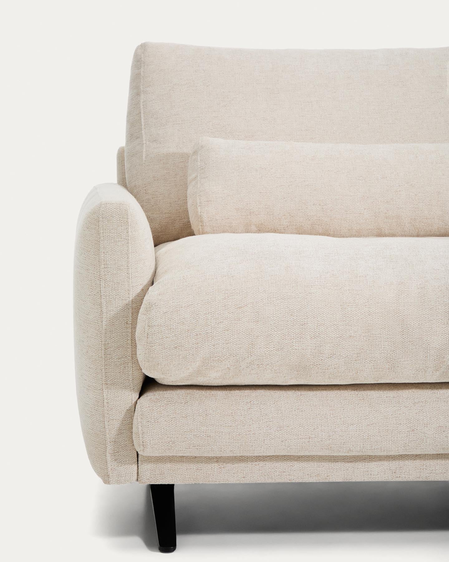 2-Sitzer-Sofa Veliro aus beiger Chenille mit schwarzen Stahlbeinen, 210 cm FSC Mix Credit in Beige präsentiert im Onlineshop von KAQTU Design AG. 2er Sofa ist von Kave Home