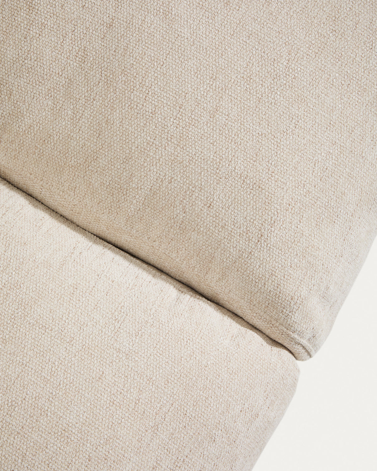 2-Sitzer-Sofa Veliro aus beiger Chenille mit schwarzen Stahlbeinen, 210 cm FSC Mix Credit in Beige präsentiert im Onlineshop von KAQTU Design AG. 2er Sofa ist von Kave Home