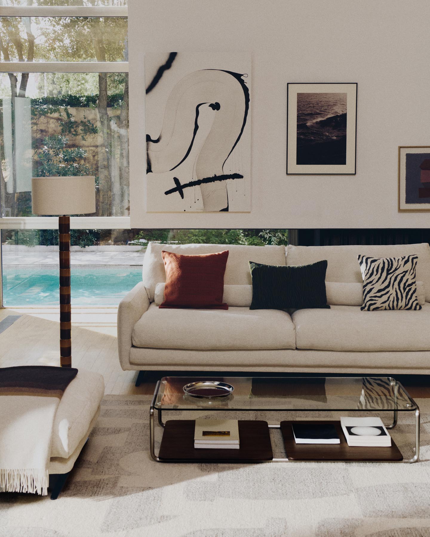 2-Sitzer-Sofa Veliro aus beiger Chenille mit schwarzen Stahlbeinen, 210 cm FSC Mix Credit in Beige präsentiert im Onlineshop von KAQTU Design AG. 2er Sofa ist von Kave Home