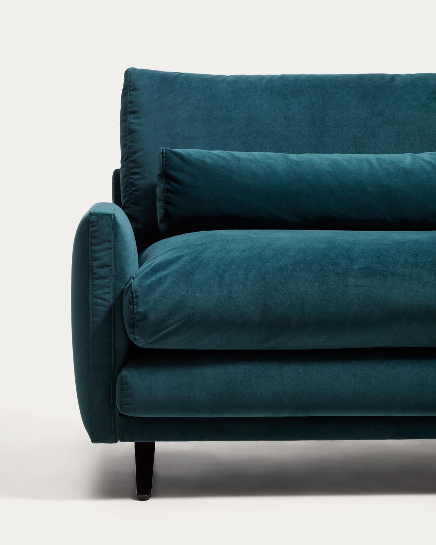 2-Sitzer-Sofa Veliro, schwer entflammbar, mit Samt in dunklem Türkis und Stahlbeinen mit schwarzem Finish, 210 cm, FSC Mix Credit in Grün präsentiert im Onlineshop von KAQTU Design AG. 2er Sofa ist von Kave Home