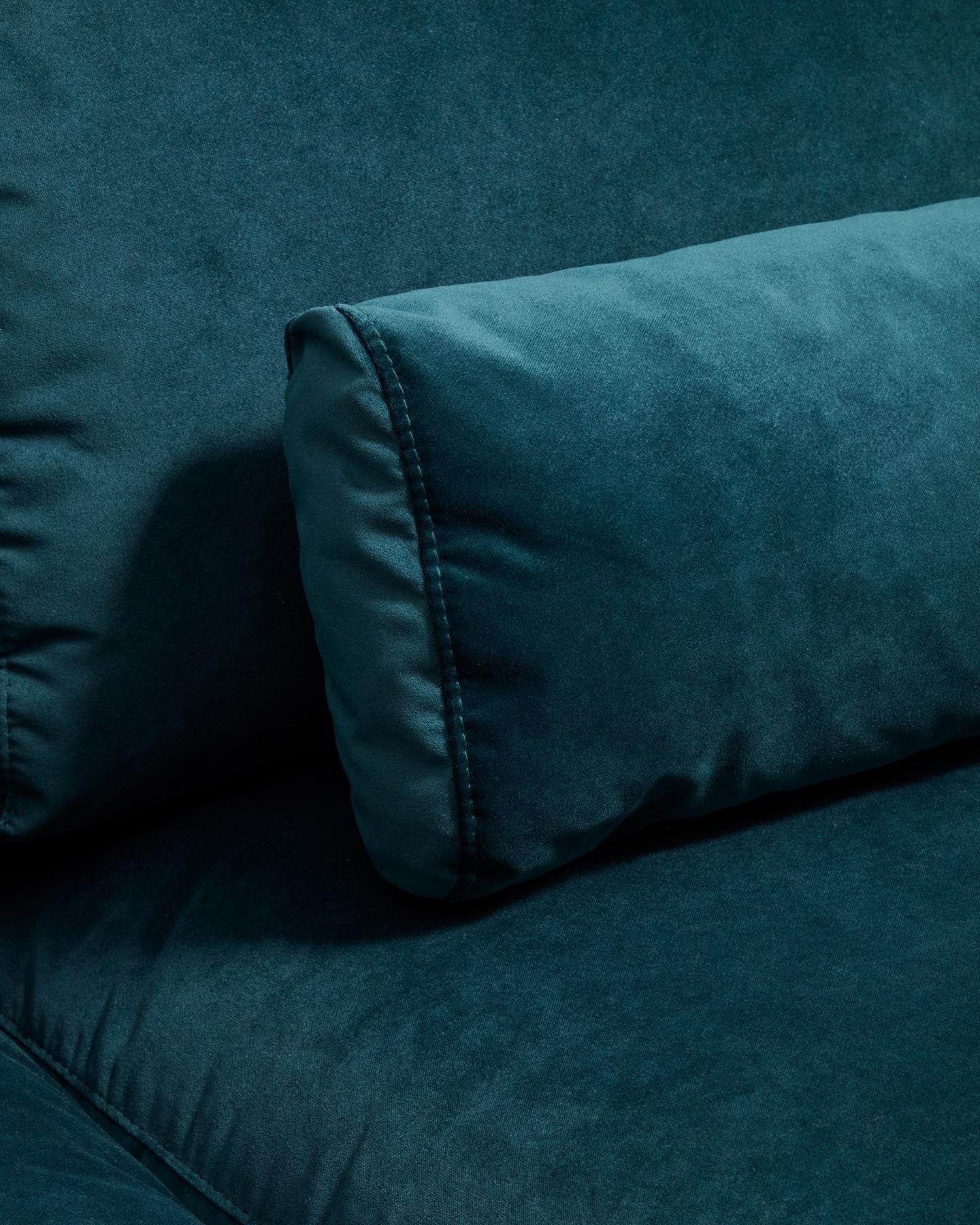 2-Sitzer-Sofa Veliro, schwer entflammbar, mit Samt in dunklem Türkis und Stahlbeinen mit schwarzem Finish, 210 cm, FSC Mix Credit in Grün präsentiert im Onlineshop von KAQTU Design AG. 2er Sofa ist von Kave Home