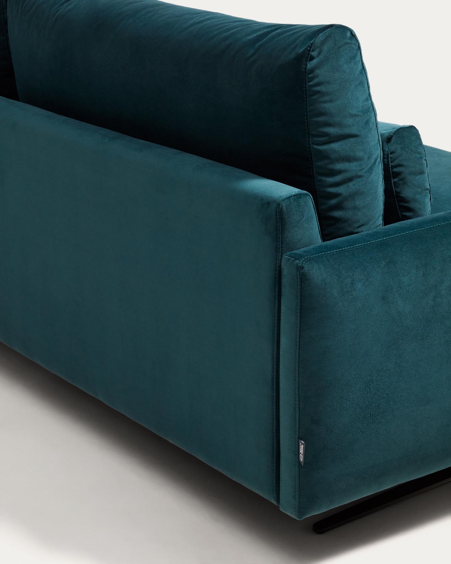 2-Sitzer-Sofa Veliro, schwer entflammbar, mit Samt in dunklem Türkis und Stahlbeinen mit schwarzem Finish, 210 cm, FSC Mix Credit in Grün präsentiert im Onlineshop von KAQTU Design AG. 2er Sofa ist von Kave Home