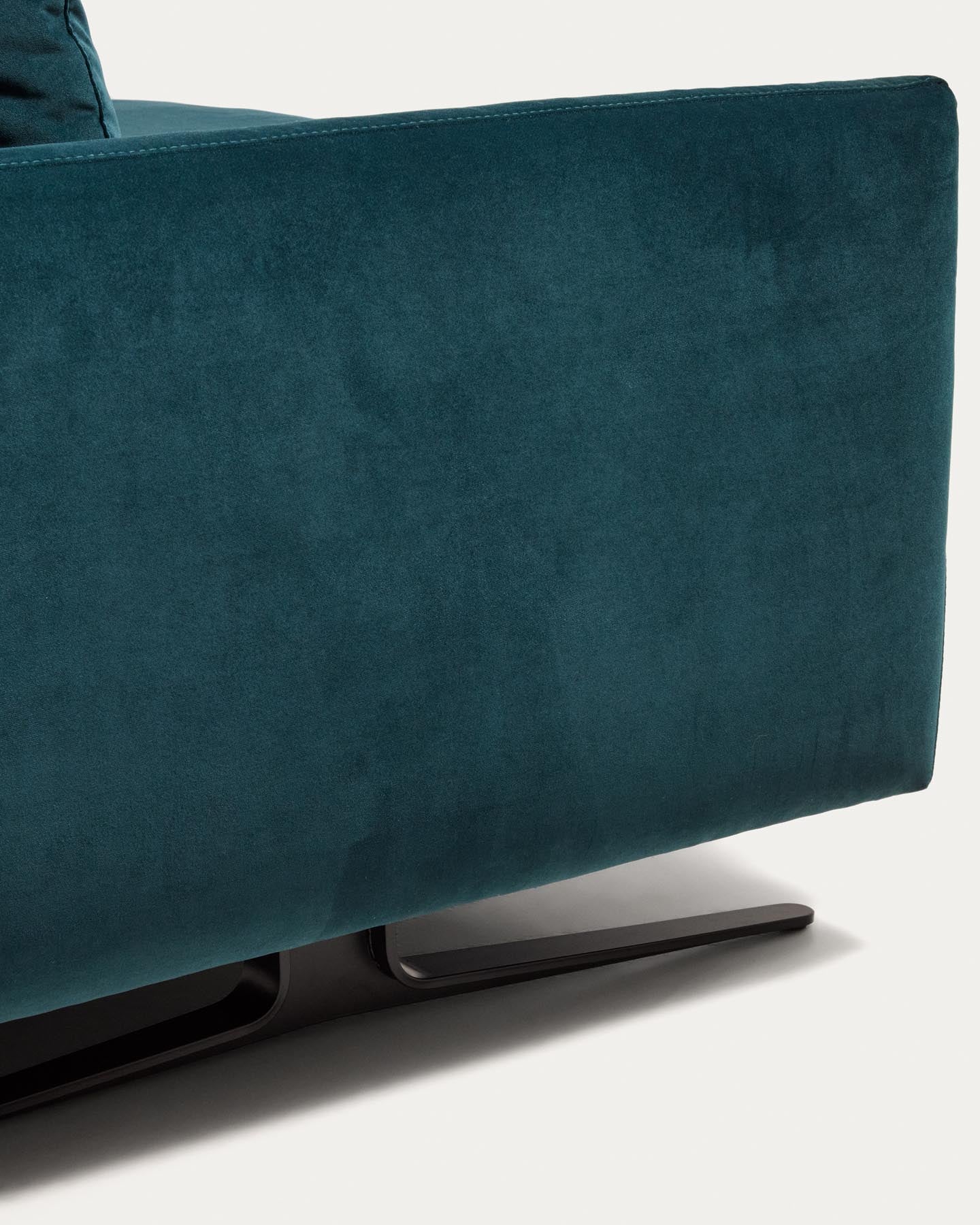 2-Sitzer-Sofa Veliro, schwer entflammbar, mit Samt in dunklem Türkis und Stahlbeinen mit schwarzem Finish, 210 cm, FSC Mix Credit in Grün präsentiert im Onlineshop von KAQTU Design AG. 2er Sofa ist von Kave Home